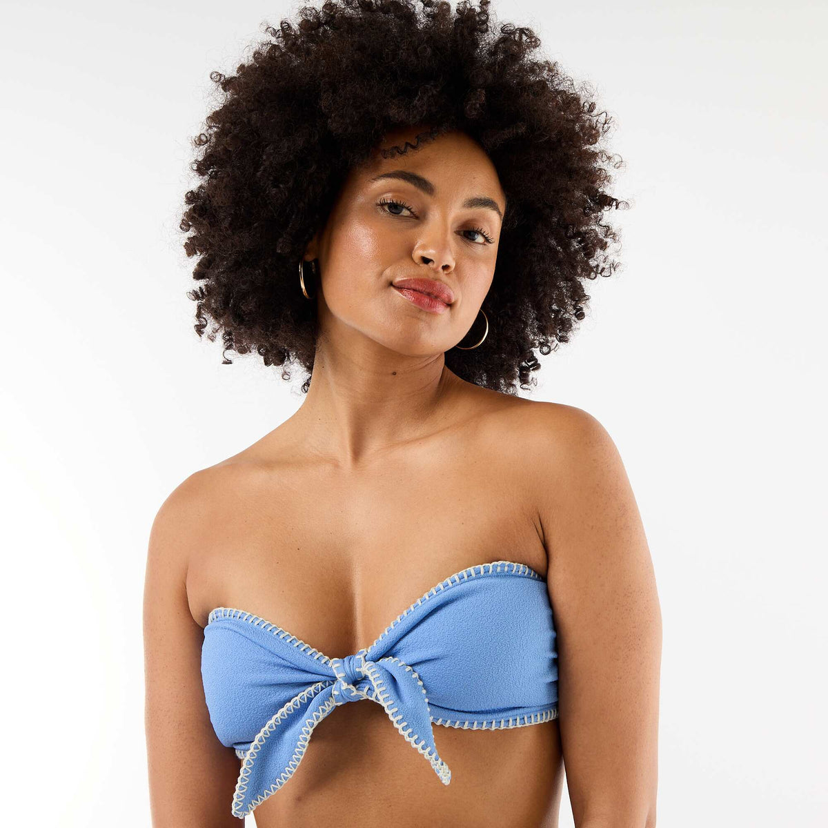 Top bandeau de bikini con pespuntes contrastados AZUL