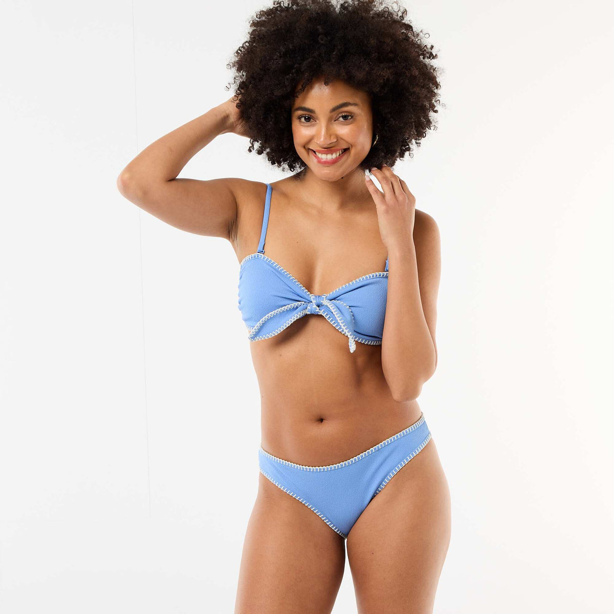 Top bandeau de bikini con pespuntes contrastados AZUL