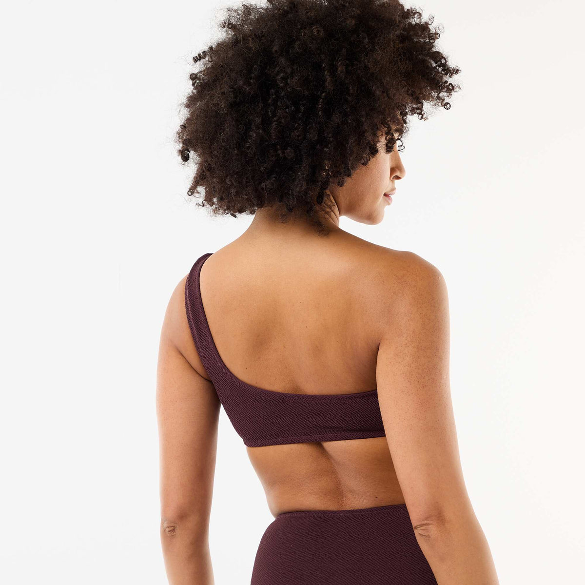 Top de bikini asimétrico con joya dorada PURPURA