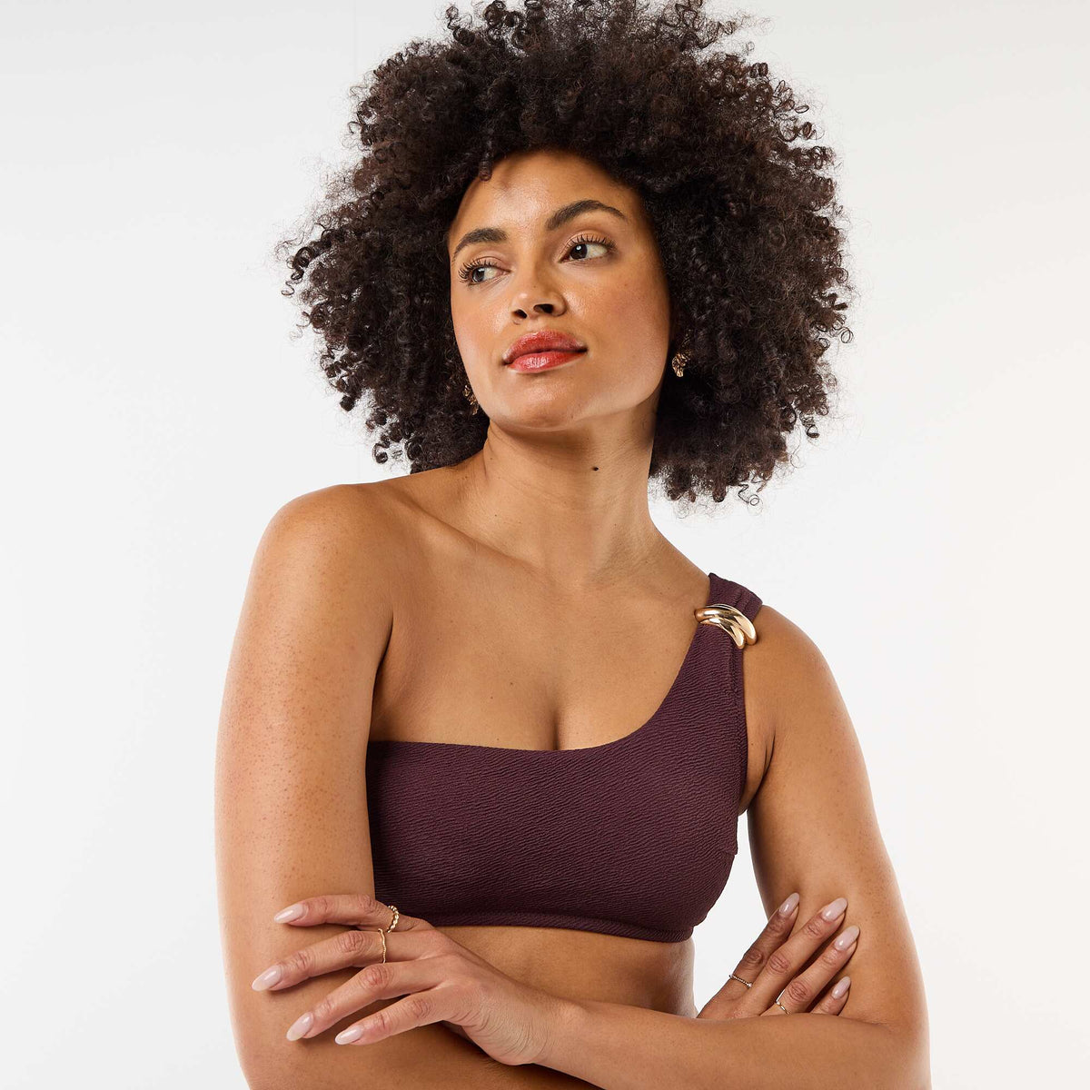 Top de bikini asimétrico con joya dorada PURPURA