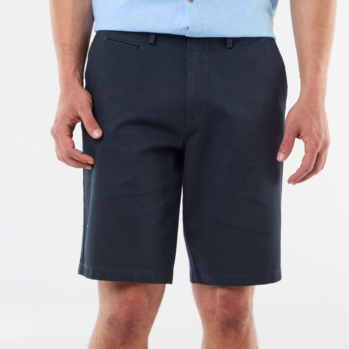 Bermuda chino liso en dobby AZUL