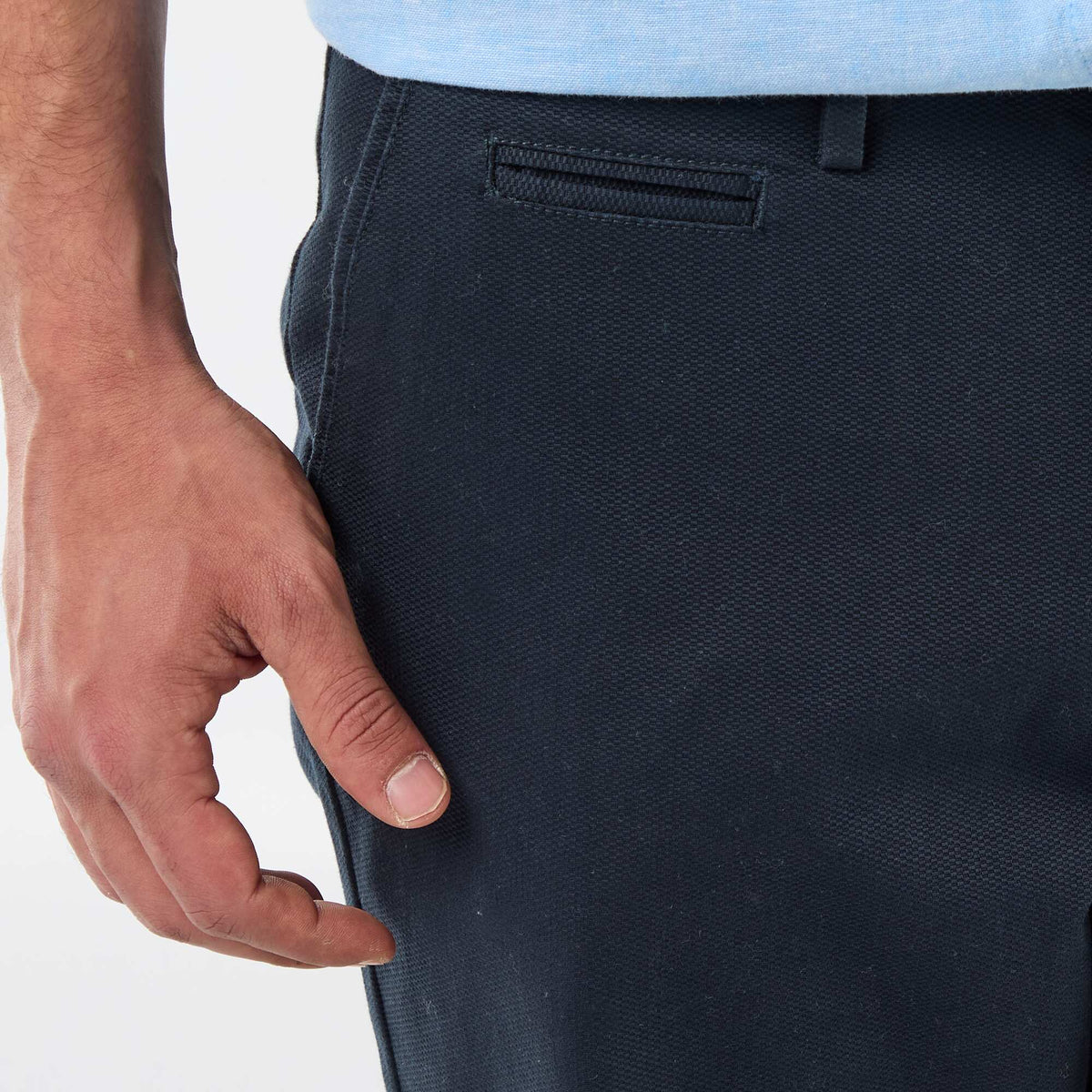 Bermuda chino liso en dobby AZUL