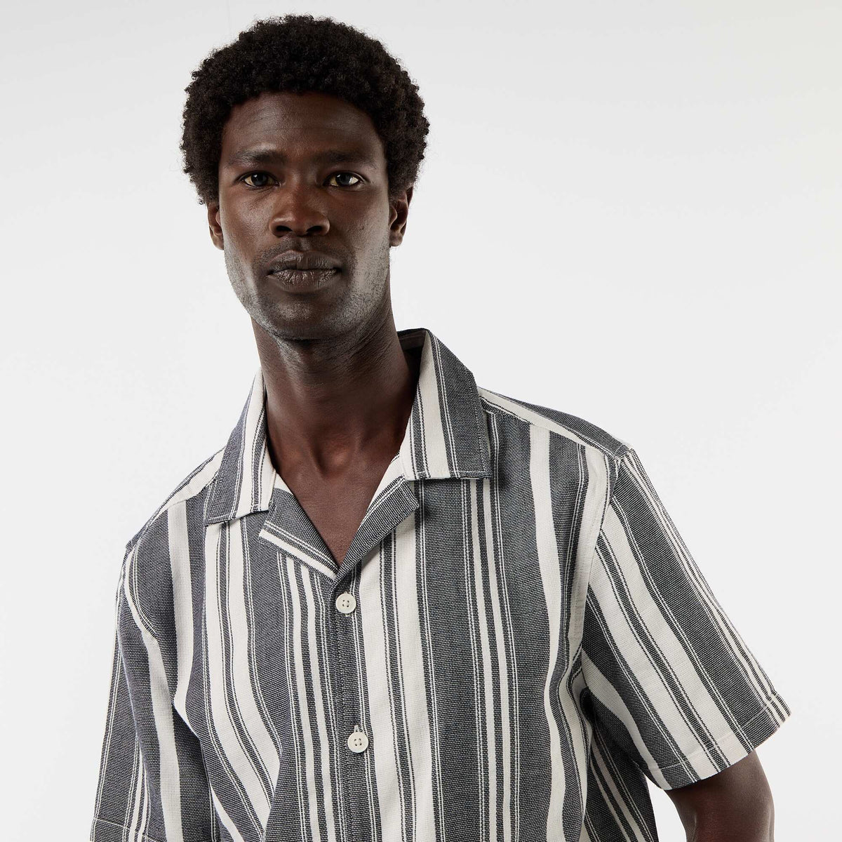 Camisa de rayas de manga corta NEGRO