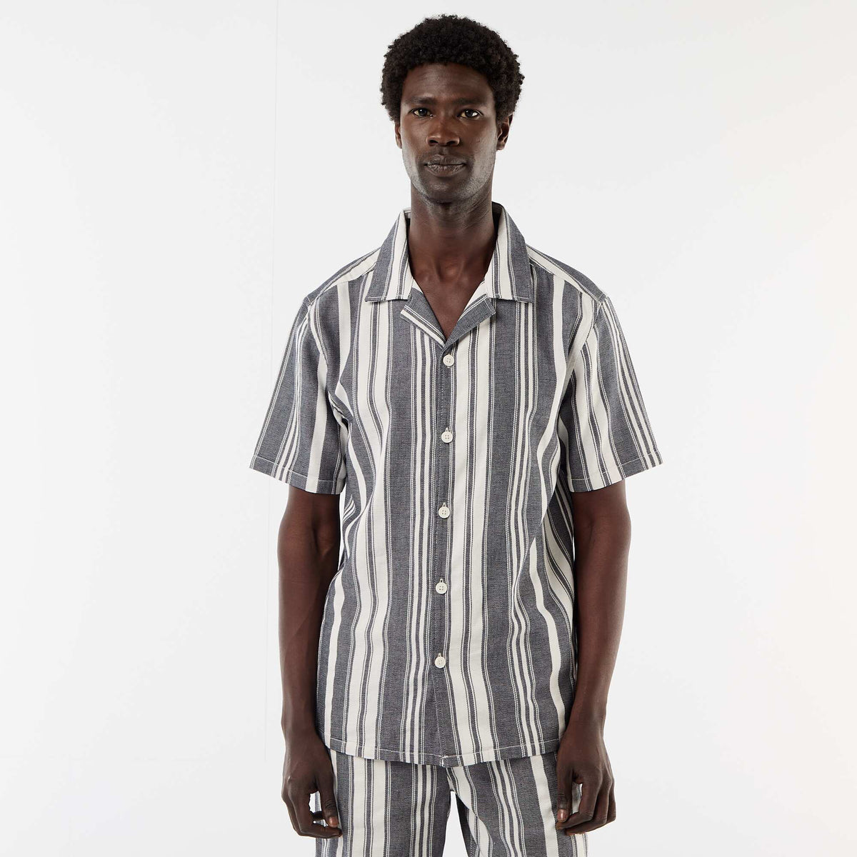 Camisa de rayas de manga corta NEGRO