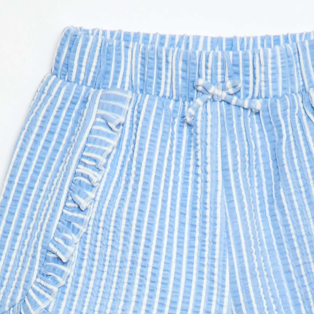 Pantalón corto de punto gofrado con volante AZUL