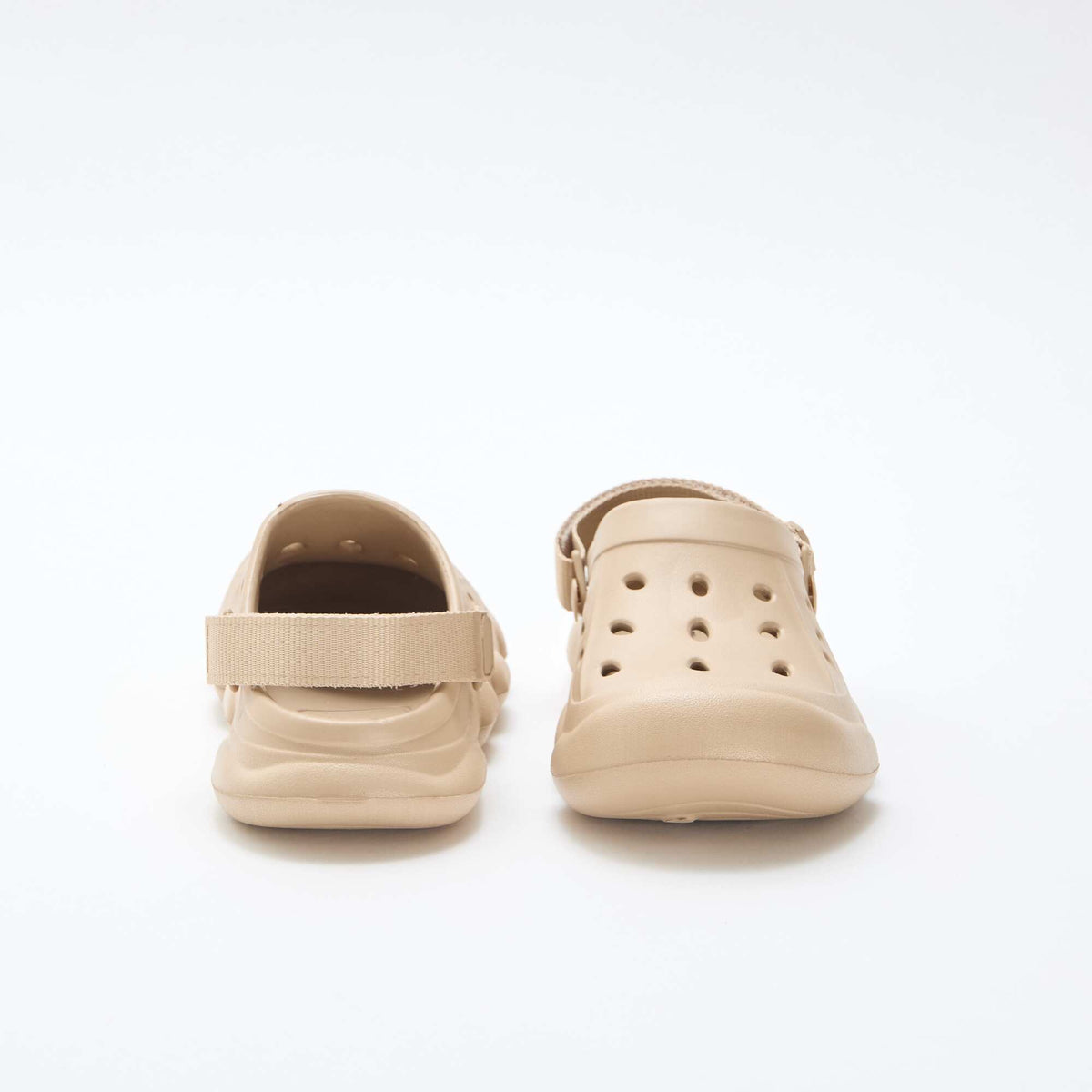 Par de zuecos de playa cerrados BEIGE