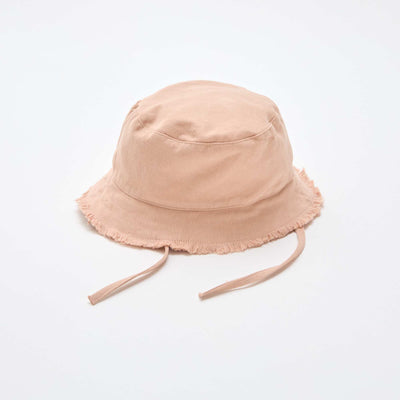 Gorro tipo pescador liso con flecos y cordones de algodón ROSA