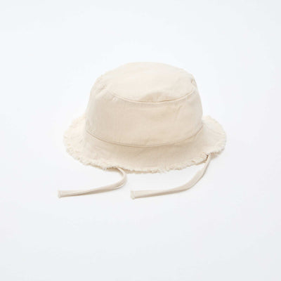Gorro tipo pescador liso con flecos y cordones de algodón BEIGE