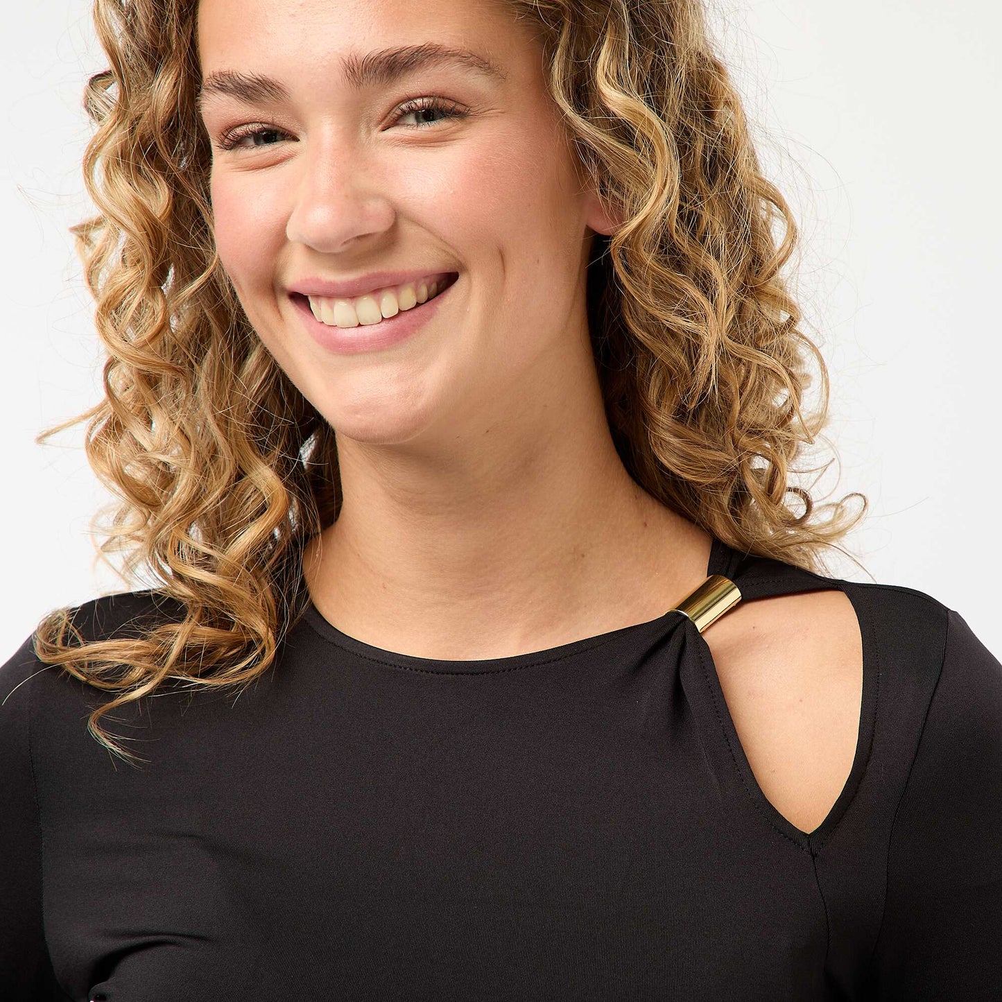 Camiseta entallada con detalle dorado NEGRO