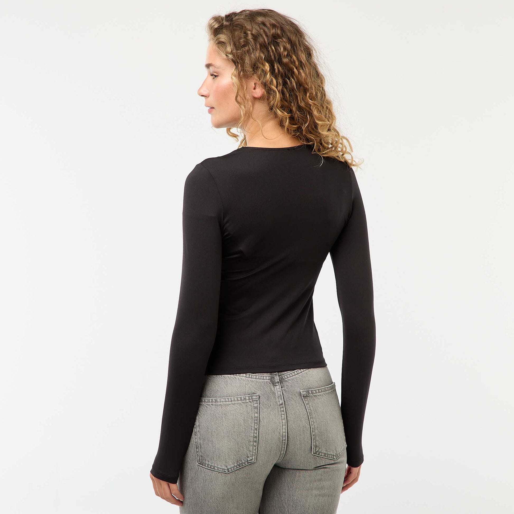 Camiseta entallada con detalle dorado NEGRO