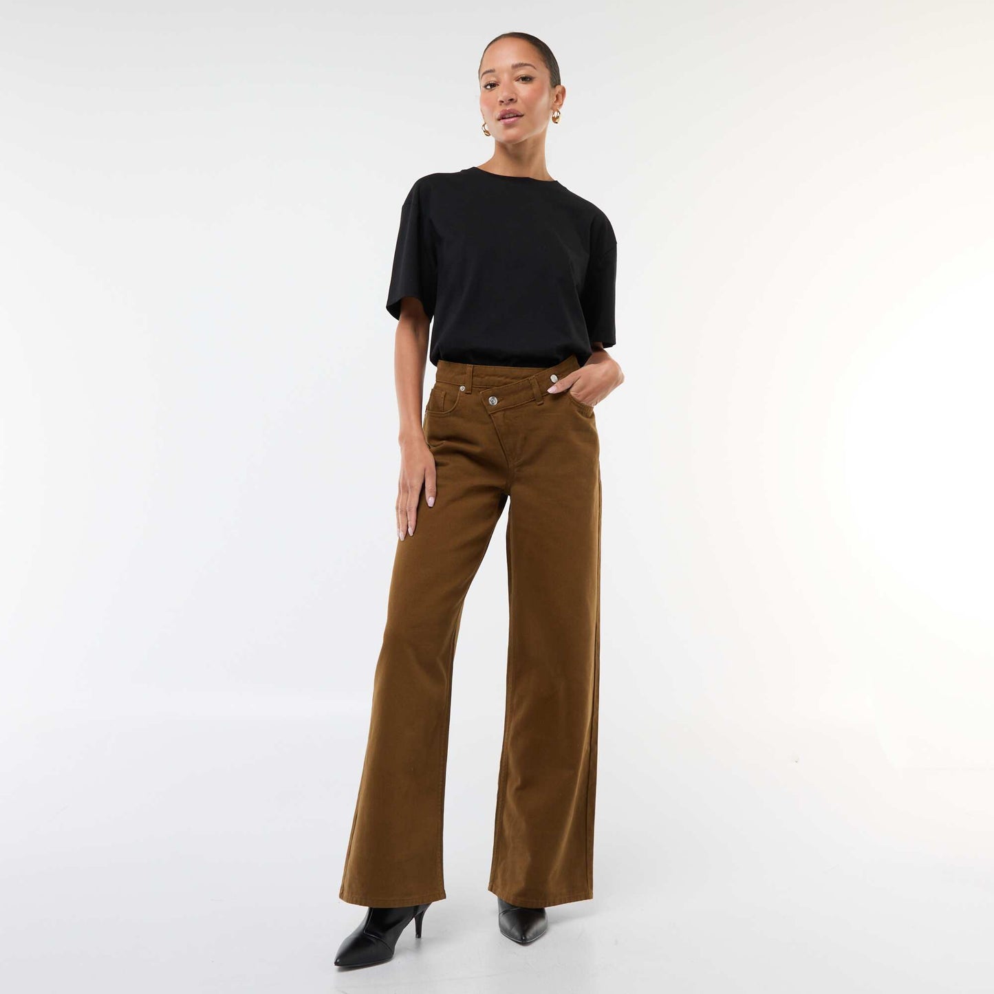 Pantalón de twill de algodón con cinturón descentrado MARRON