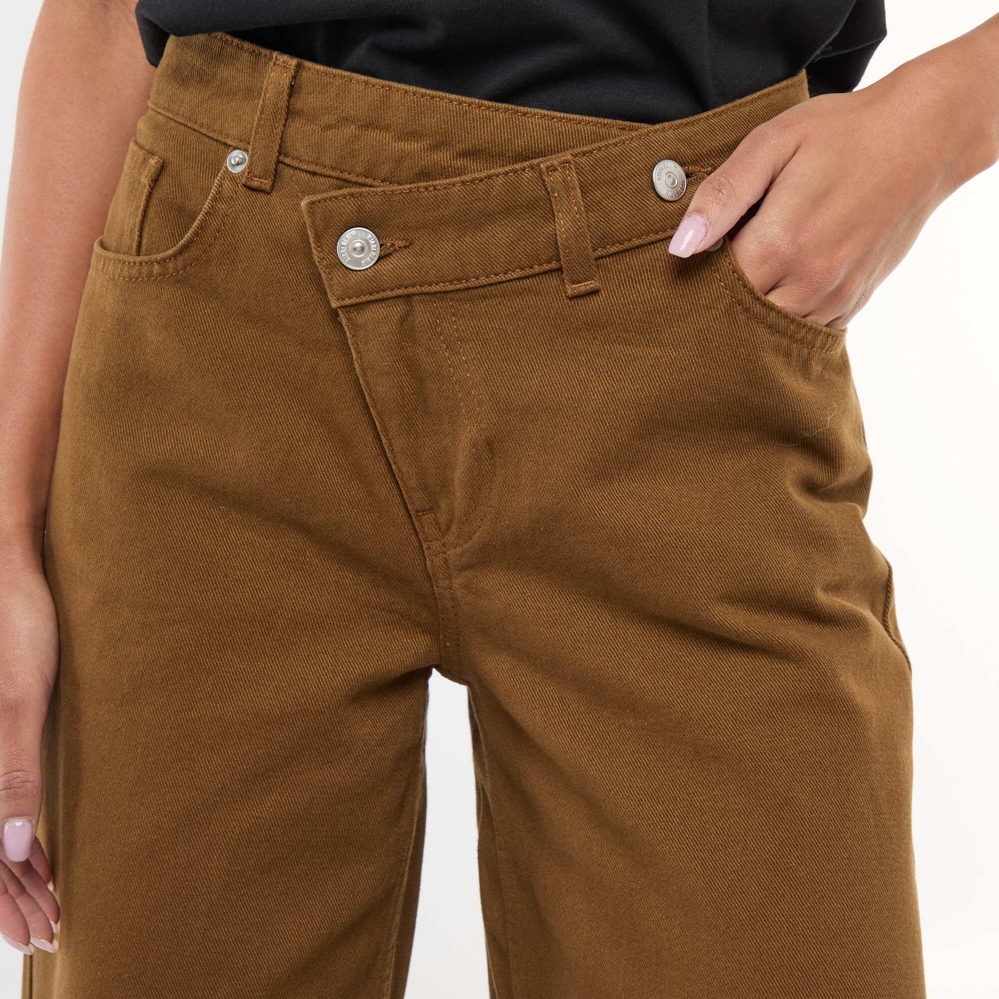 Pantalón de twill de algodón con cinturón descentrado MARRON