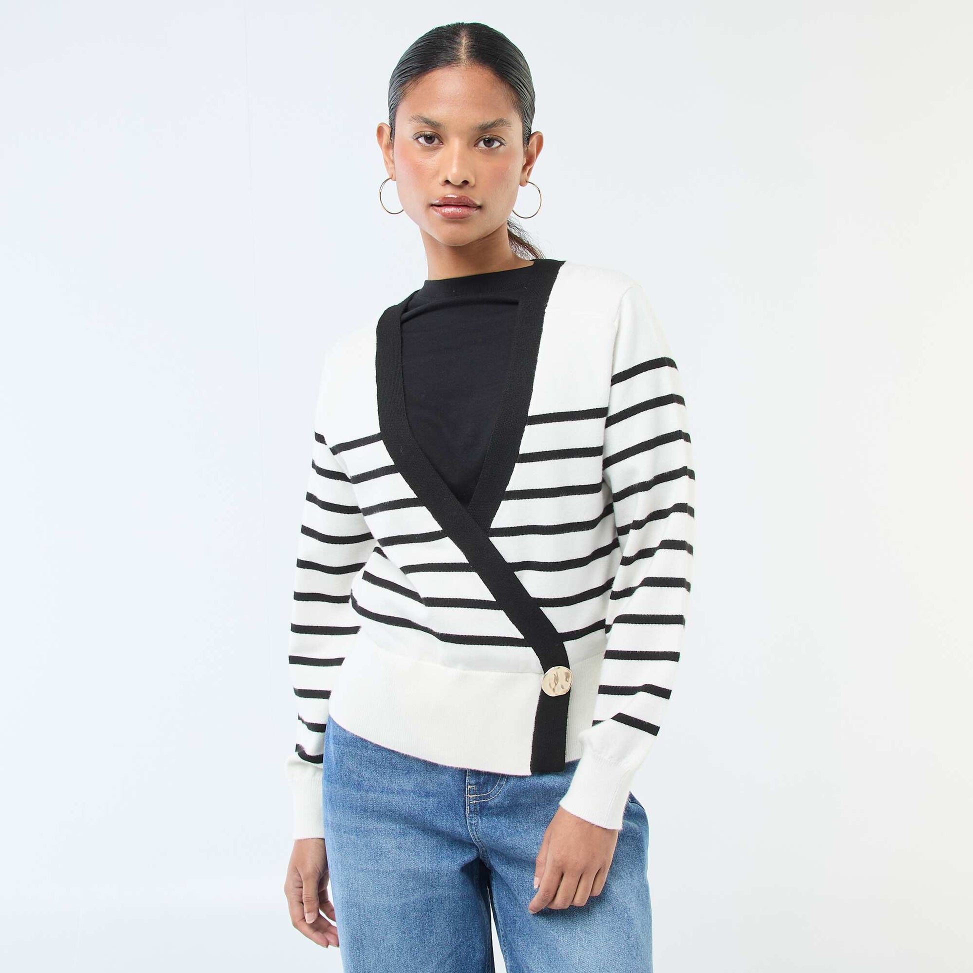 Sweater efecto cárdigan cruzado con botón dorado NEGRO