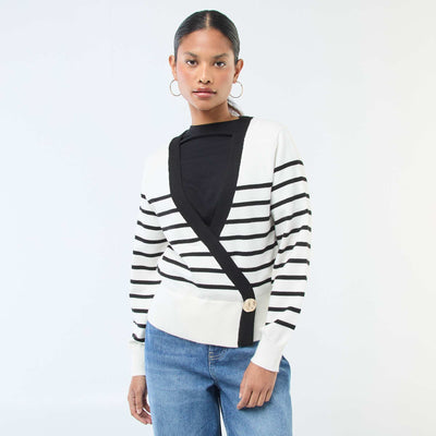 Sweater efecto cárdigan cruzado con botón dorado NEGRO
