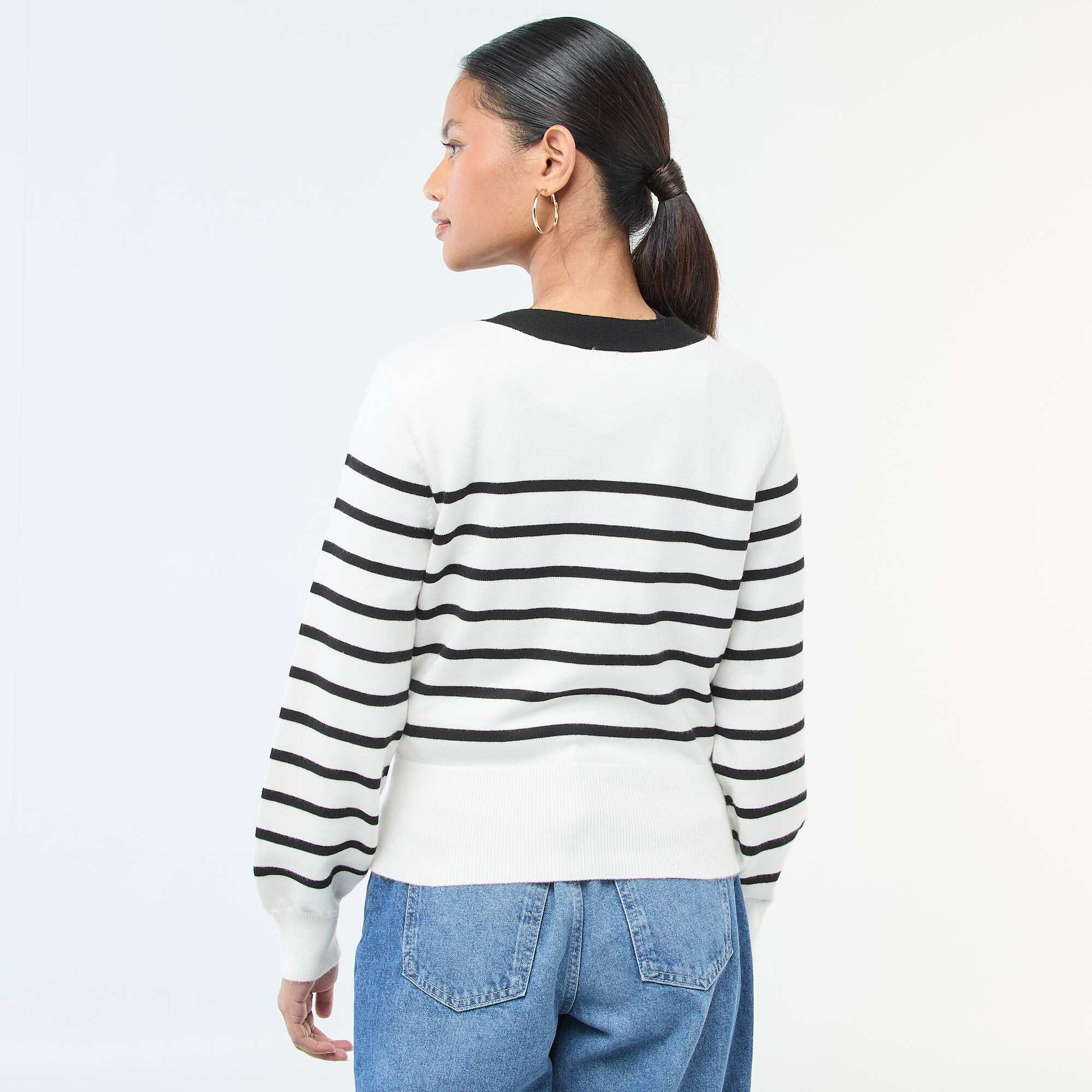 Sweater efecto cárdigan cruzado con botón dorado NEGRO