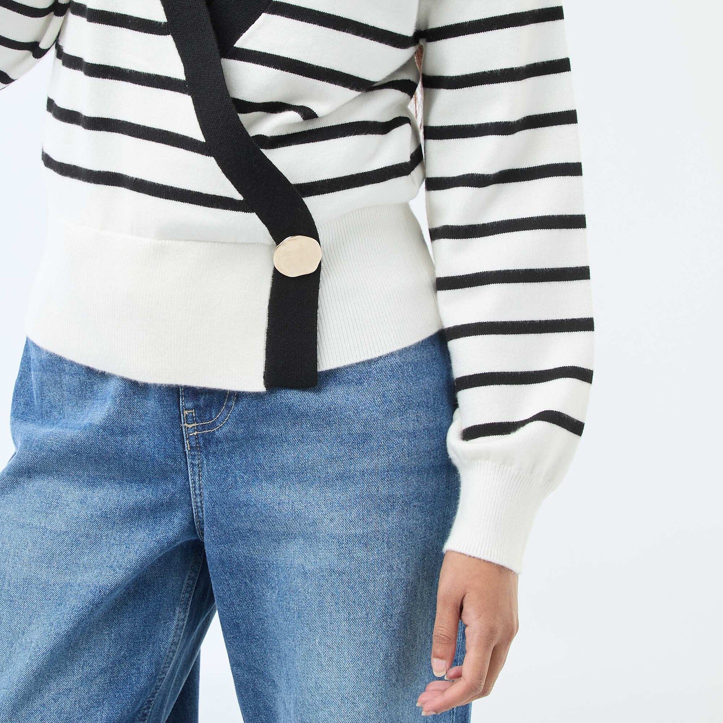 Sweater efecto cárdigan cruzado con botón dorado NEGRO