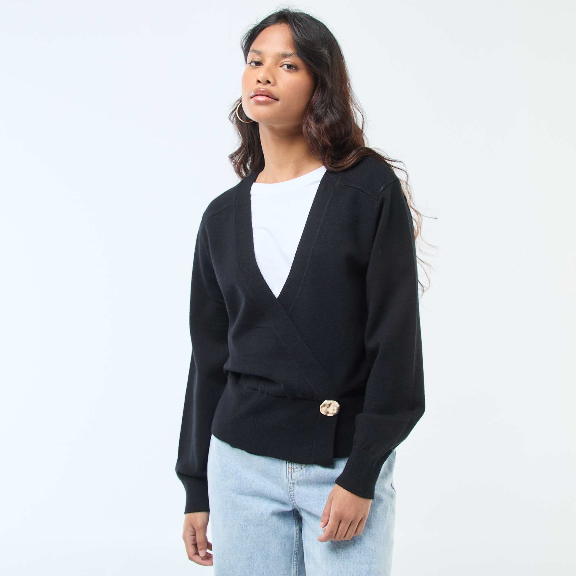 Sweater efecto cárdigan cruzado con botón dorado NEGRO