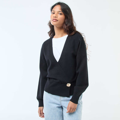 Sweater efecto cárdigan cruzado con botón dorado NEGRO