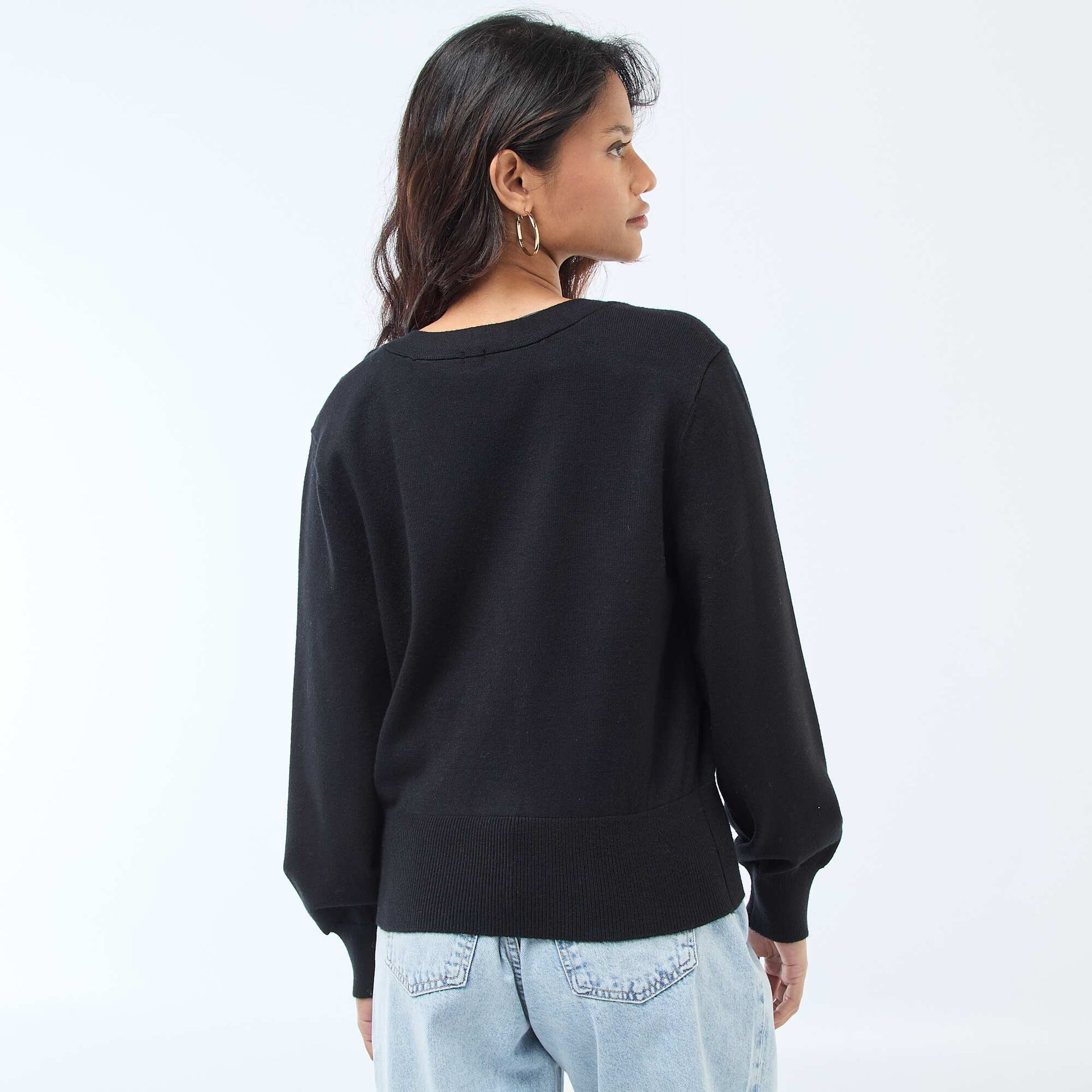 Sweater efecto cárdigan cruzado con botón dorado NEGRO