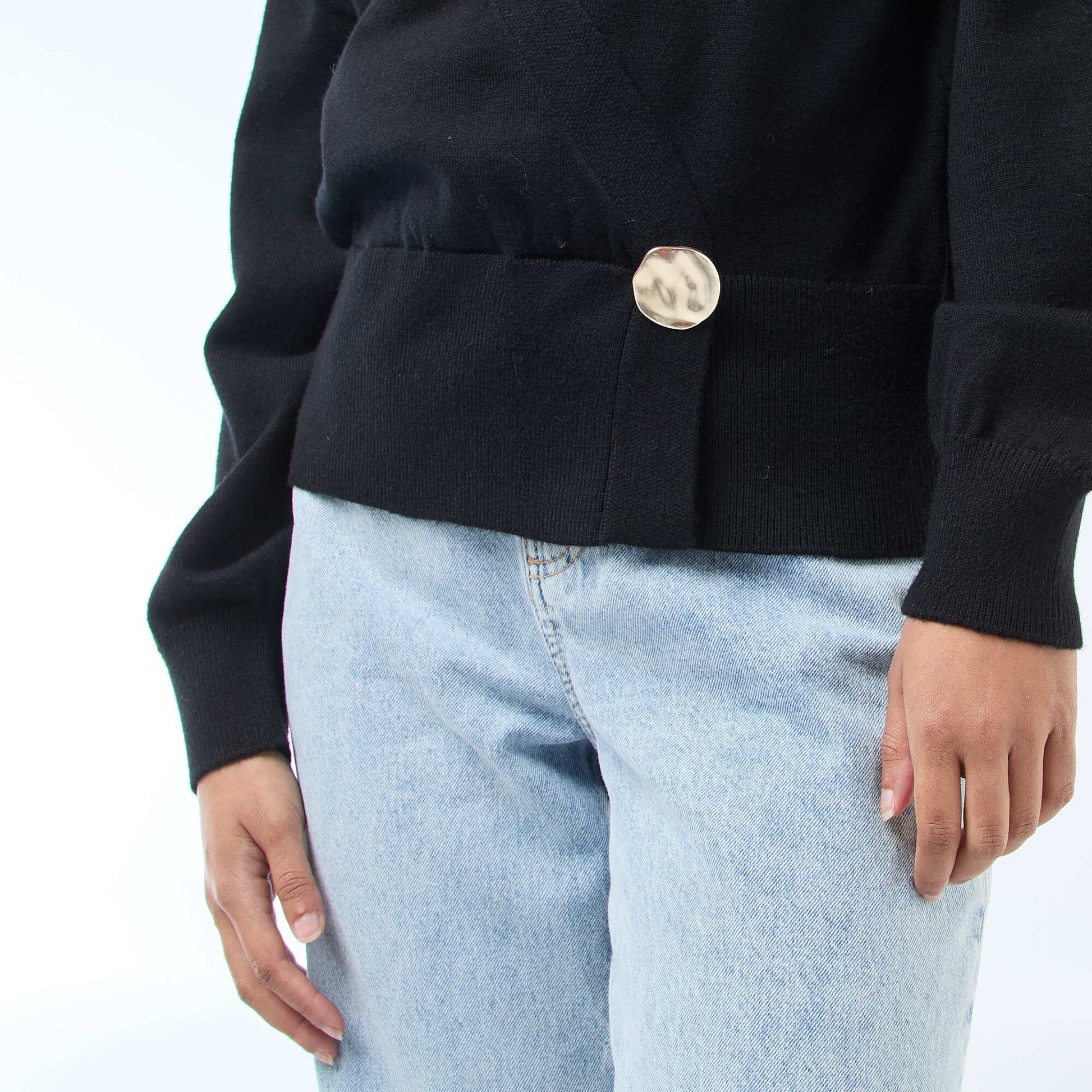 Sweater efecto cárdigan cruzado con botón dorado NEGRO