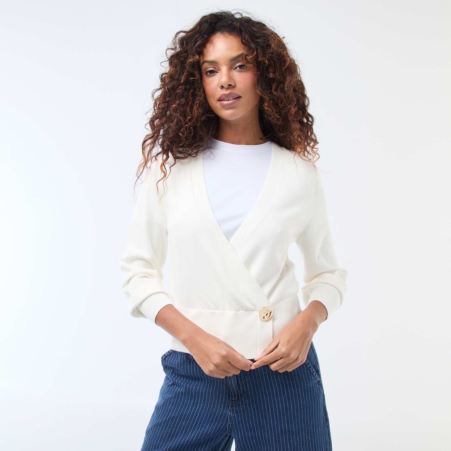 Sweater efecto cárdigan cruzado con botón dorado BLANCO