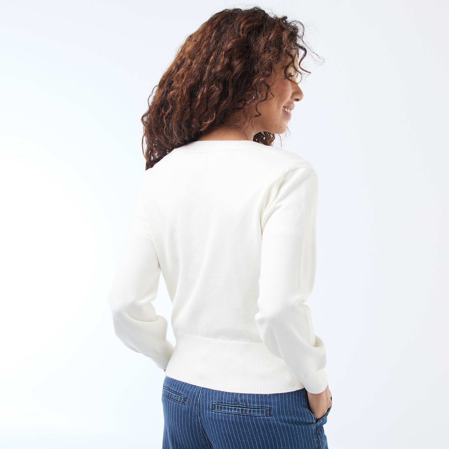 Sweater efecto cárdigan cruzado con botón dorado BLANCO