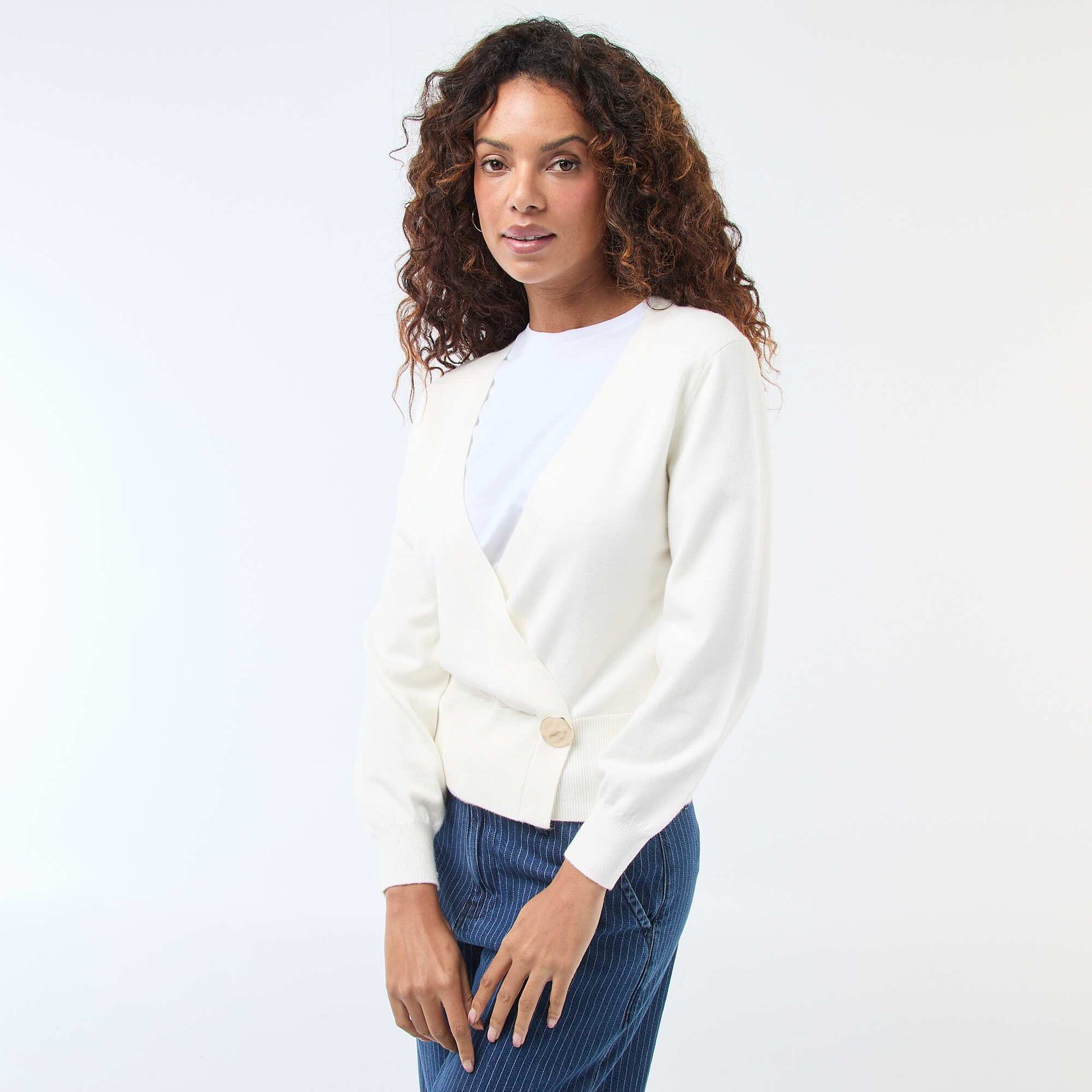 Sweater efecto cárdigan cruzado con botón dorado BLANCO