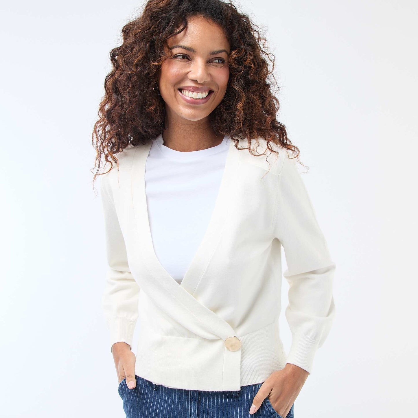 Sweater efecto cárdigan cruzado con botón dorado BLANCO