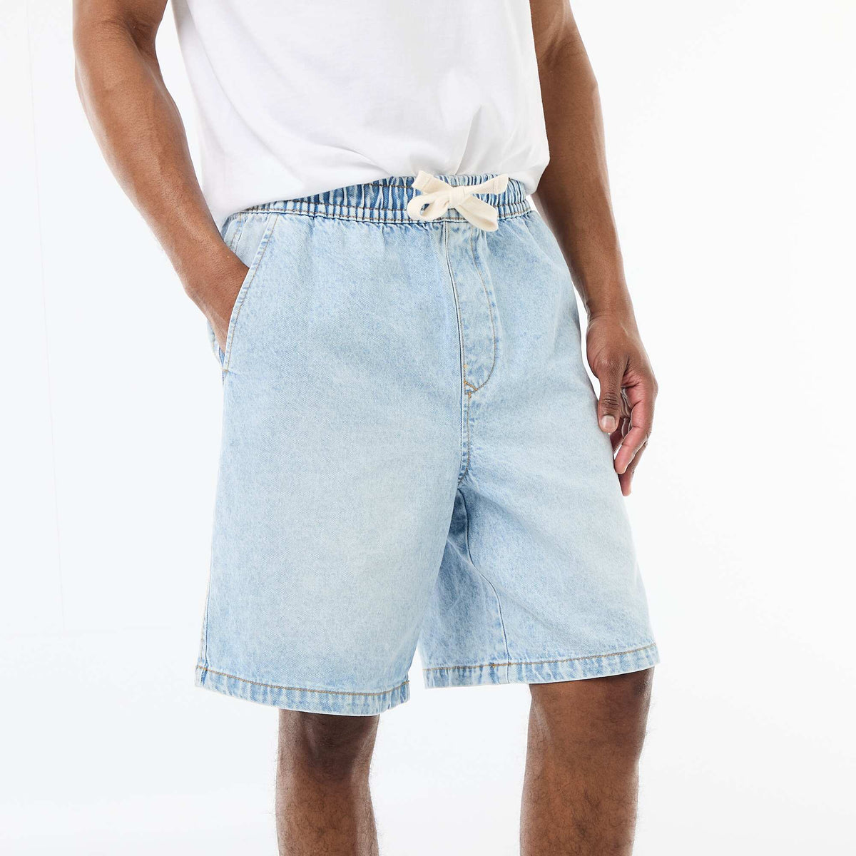 Bermuda jean con cintura elástica AZUL