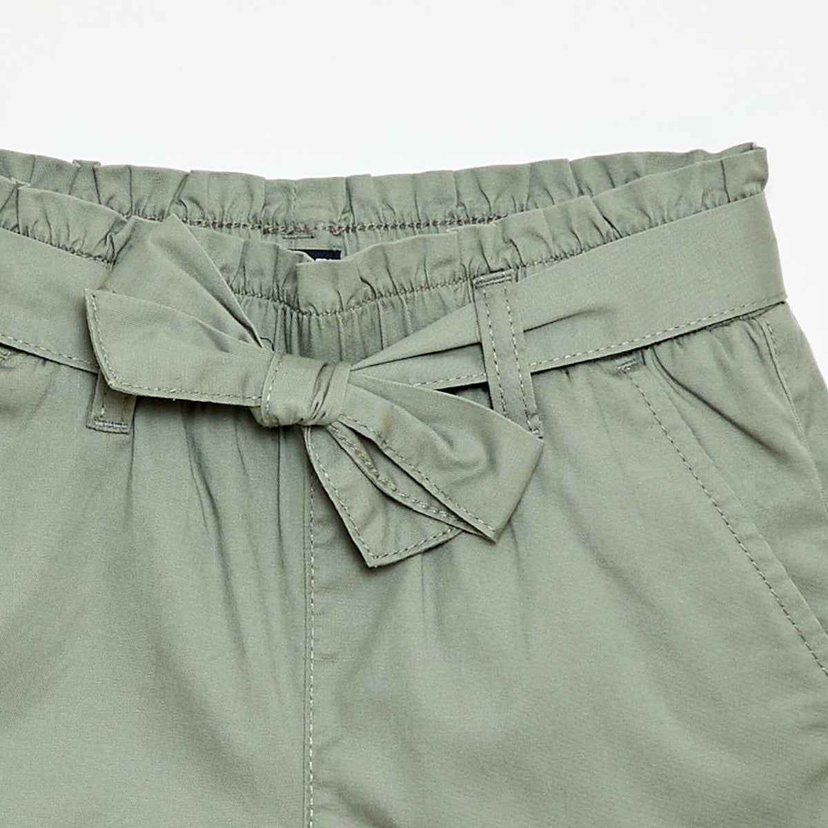 Pantalón corto con cinturón anudado VERDE