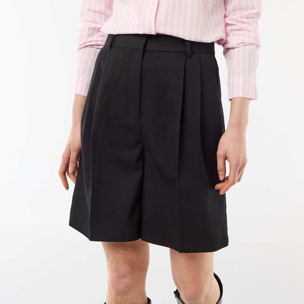 Bermuda con pinzas de tiro alto NEGRO