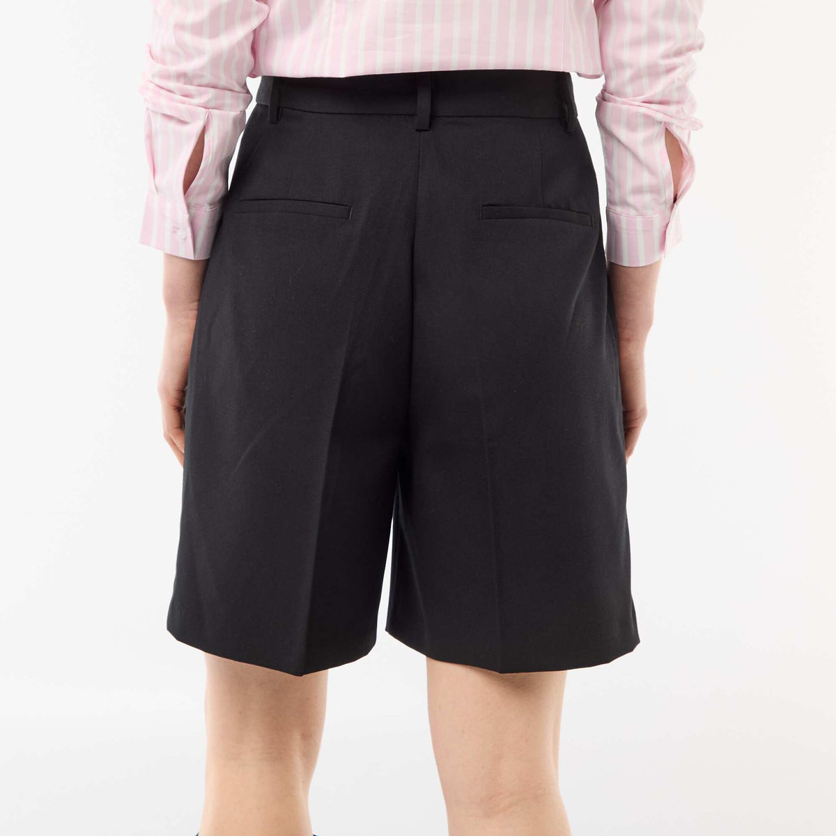 Bermuda con pinzas de tiro alto NEGRO