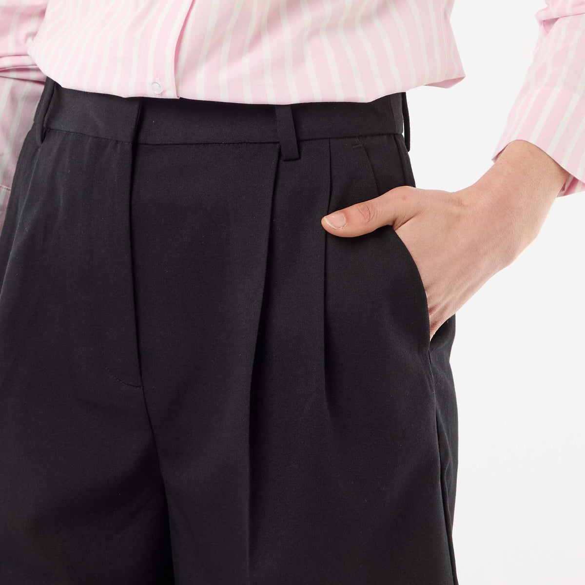 Bermuda con pinzas de tiro alto NEGRO