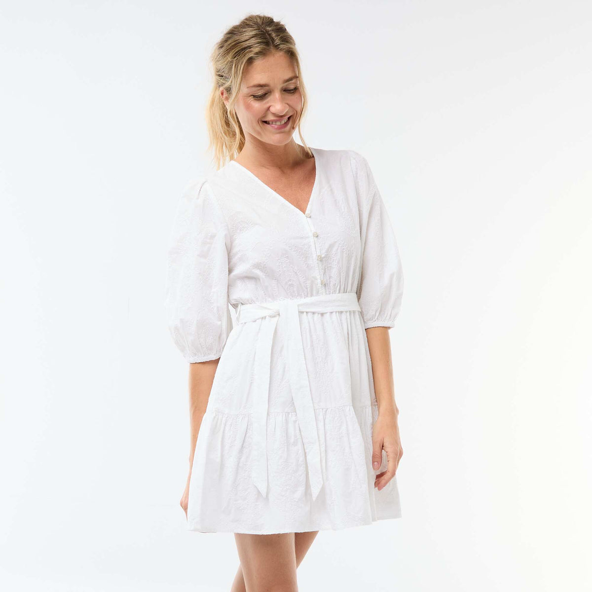 Vestido corto escalonado con bordado inglés BLANCO
