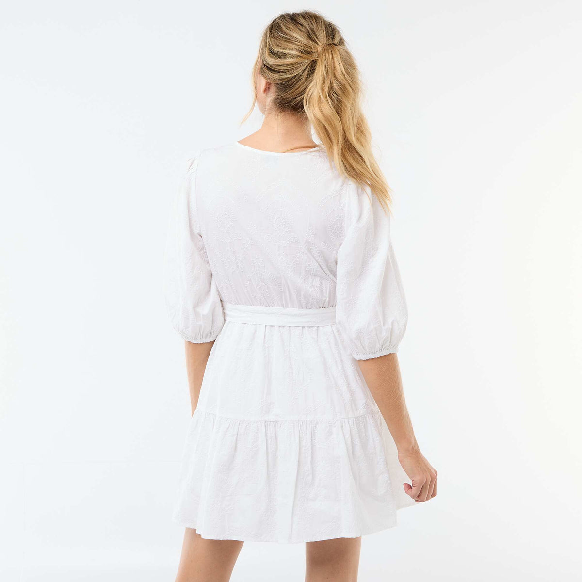 Vestido corto escalonado con bordado inglés BLANCO