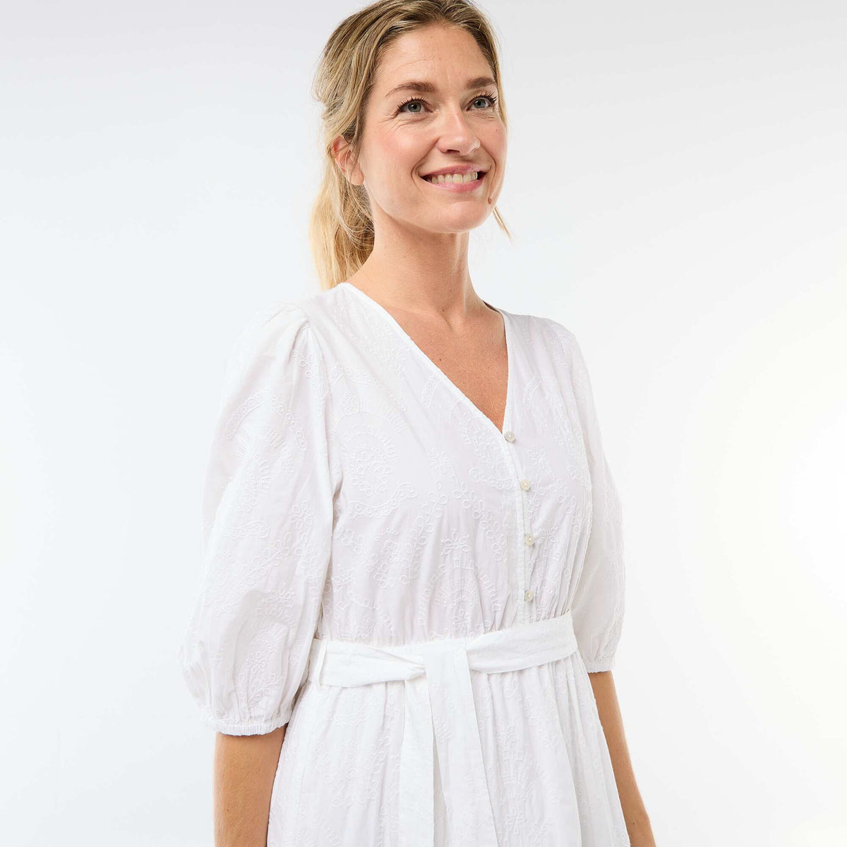 Vestido corto escalonado con bordado inglés BLANCO