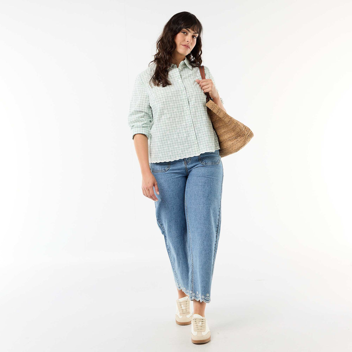 Camisa con bordado inglés y detalles ondulados VERDE