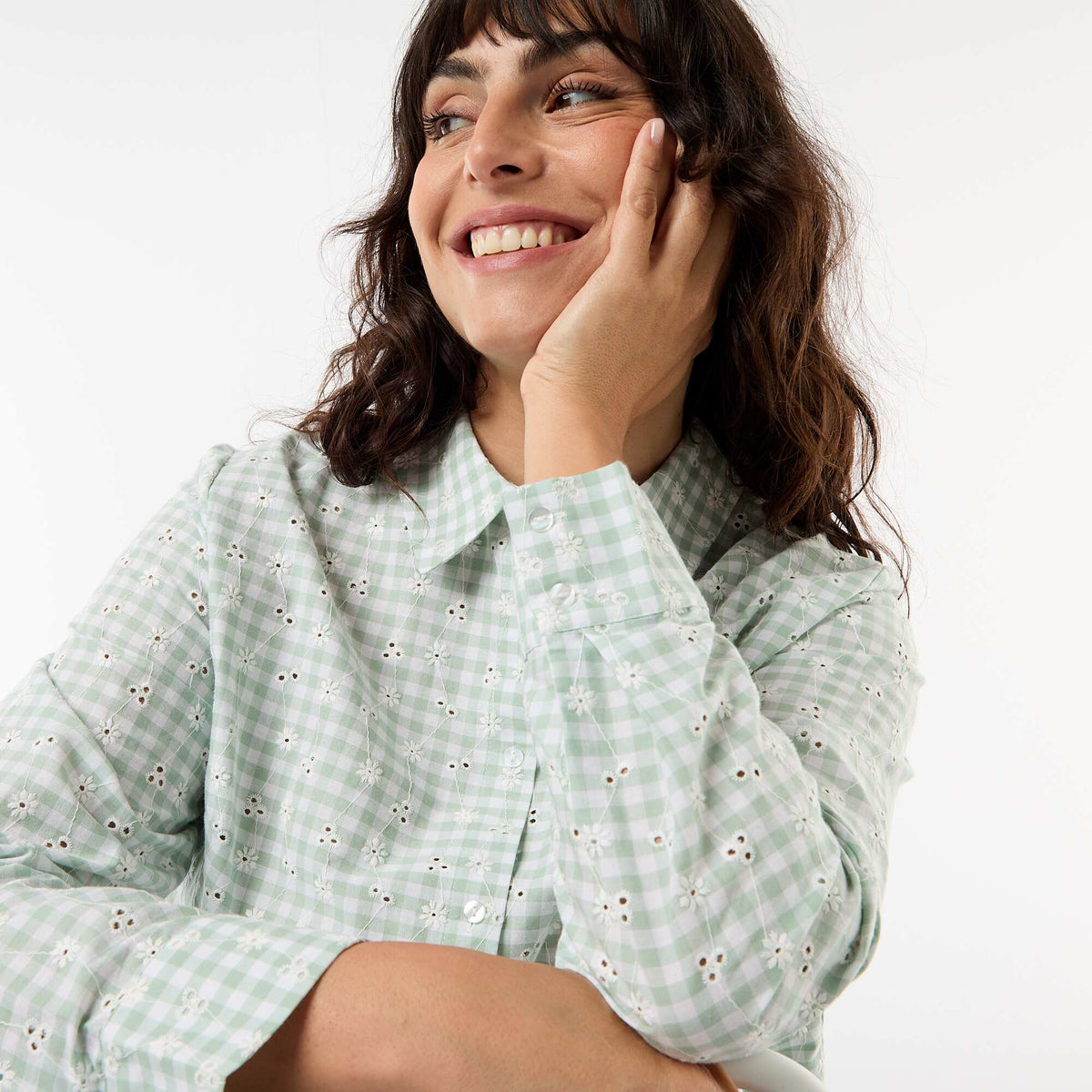 Camisa con bordado inglés y detalles ondulados VERDE