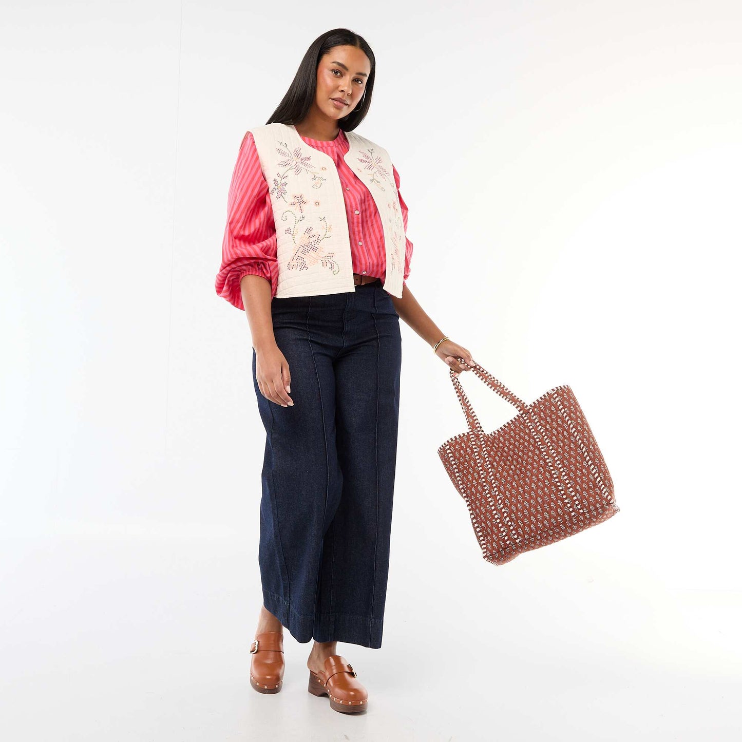 Chaleco acolchado con bordados BEIGE