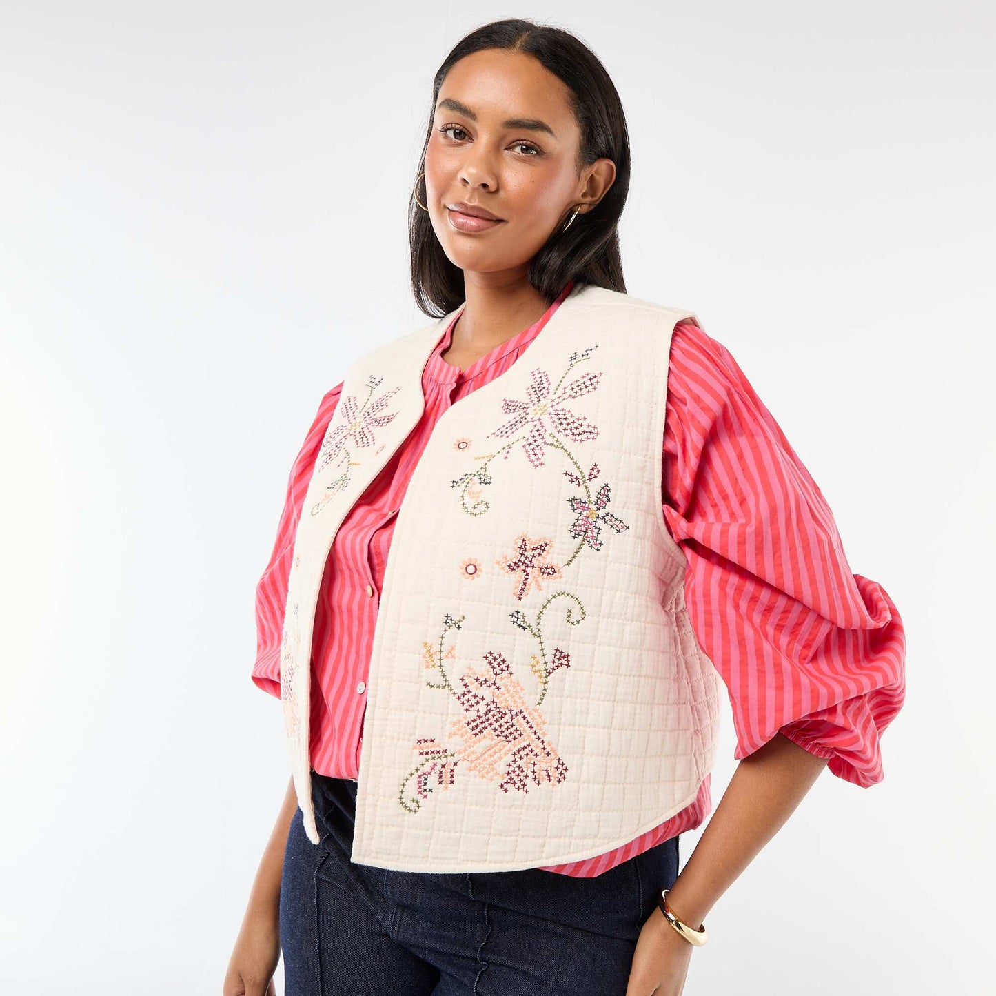 Chaleco acolchado con bordados BEIGE