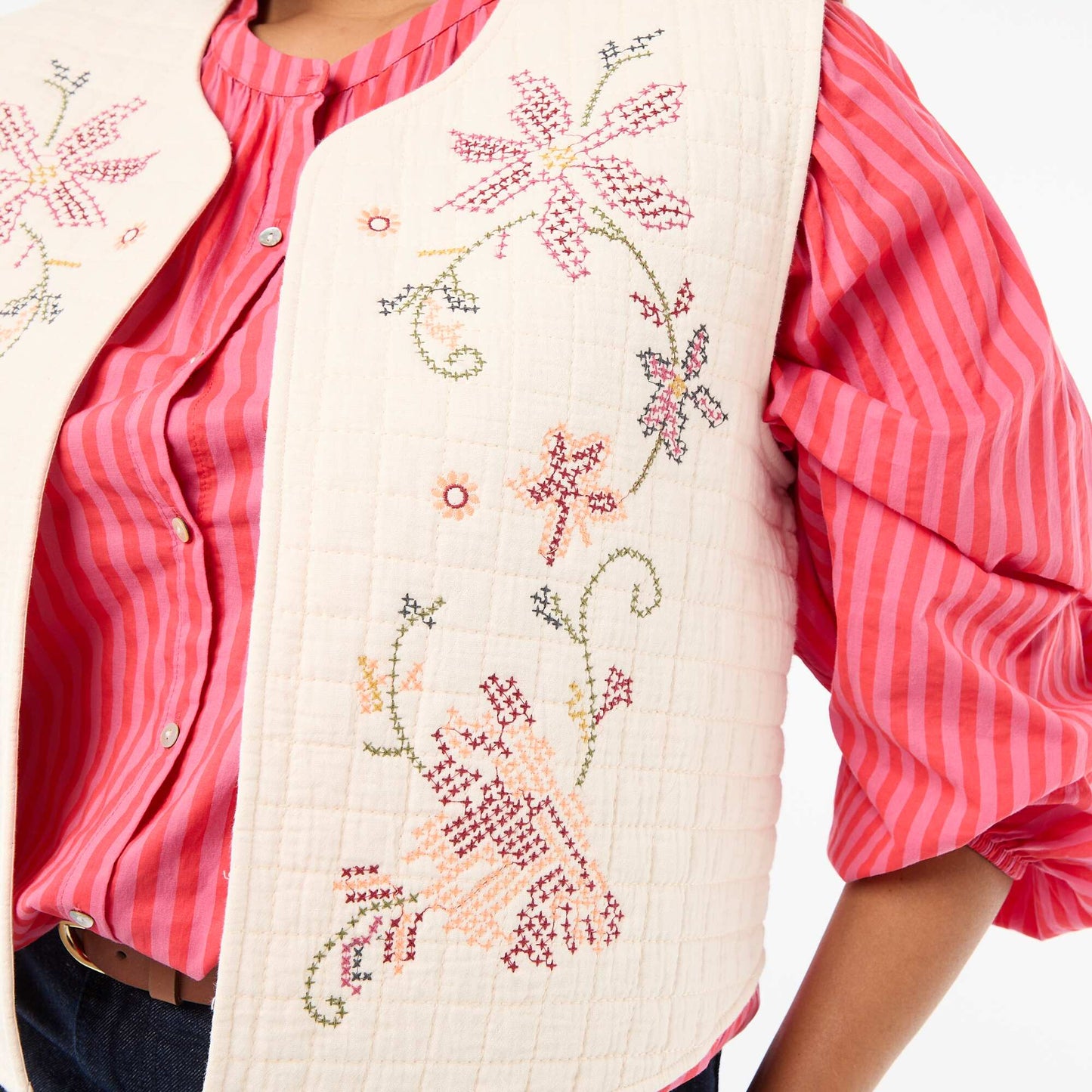 Chaleco acolchado con bordados BEIGE