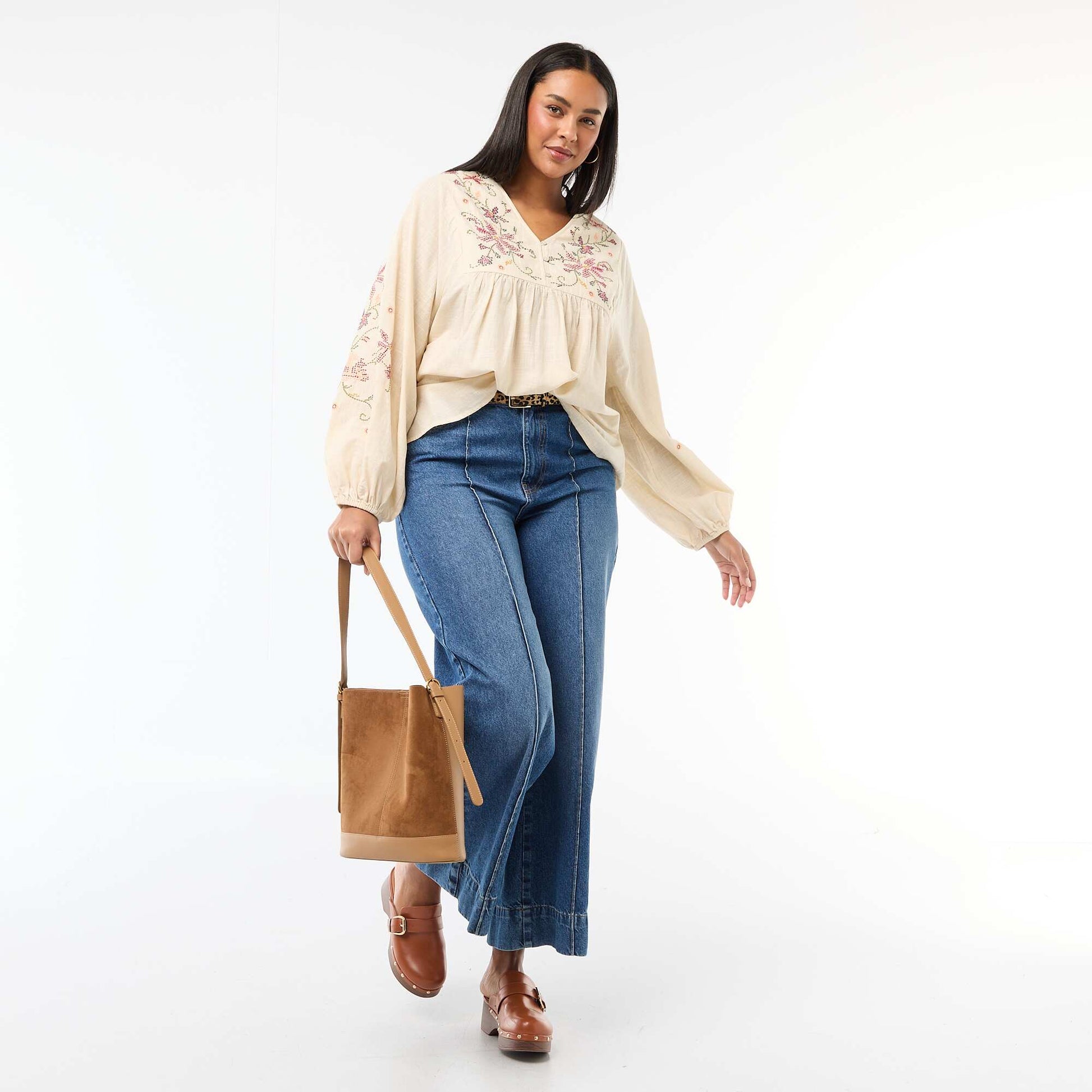 Blusa bordada con flores BEIGE