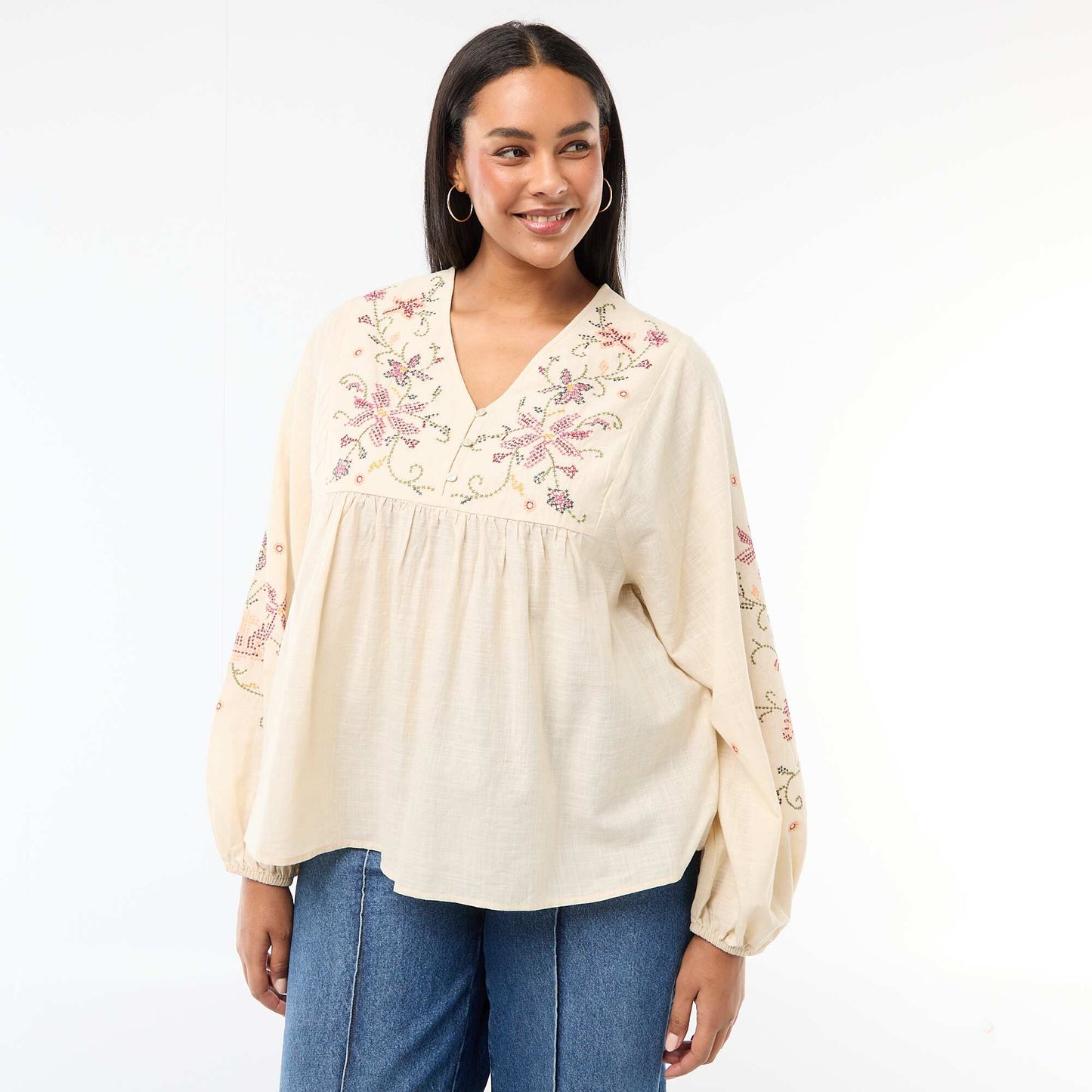 Blusa bordada con flores BEIGE