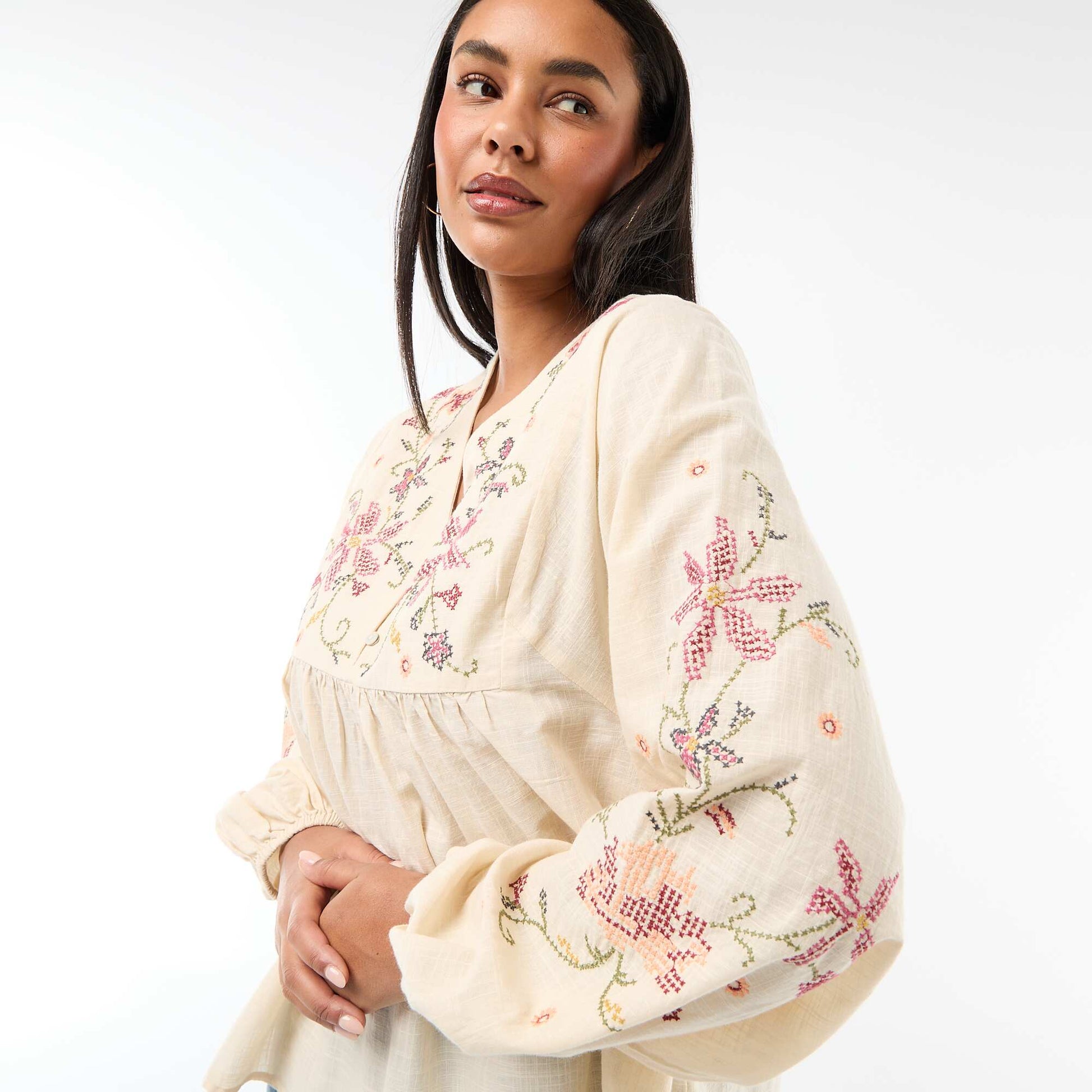 Blusa bordada con flores BEIGE