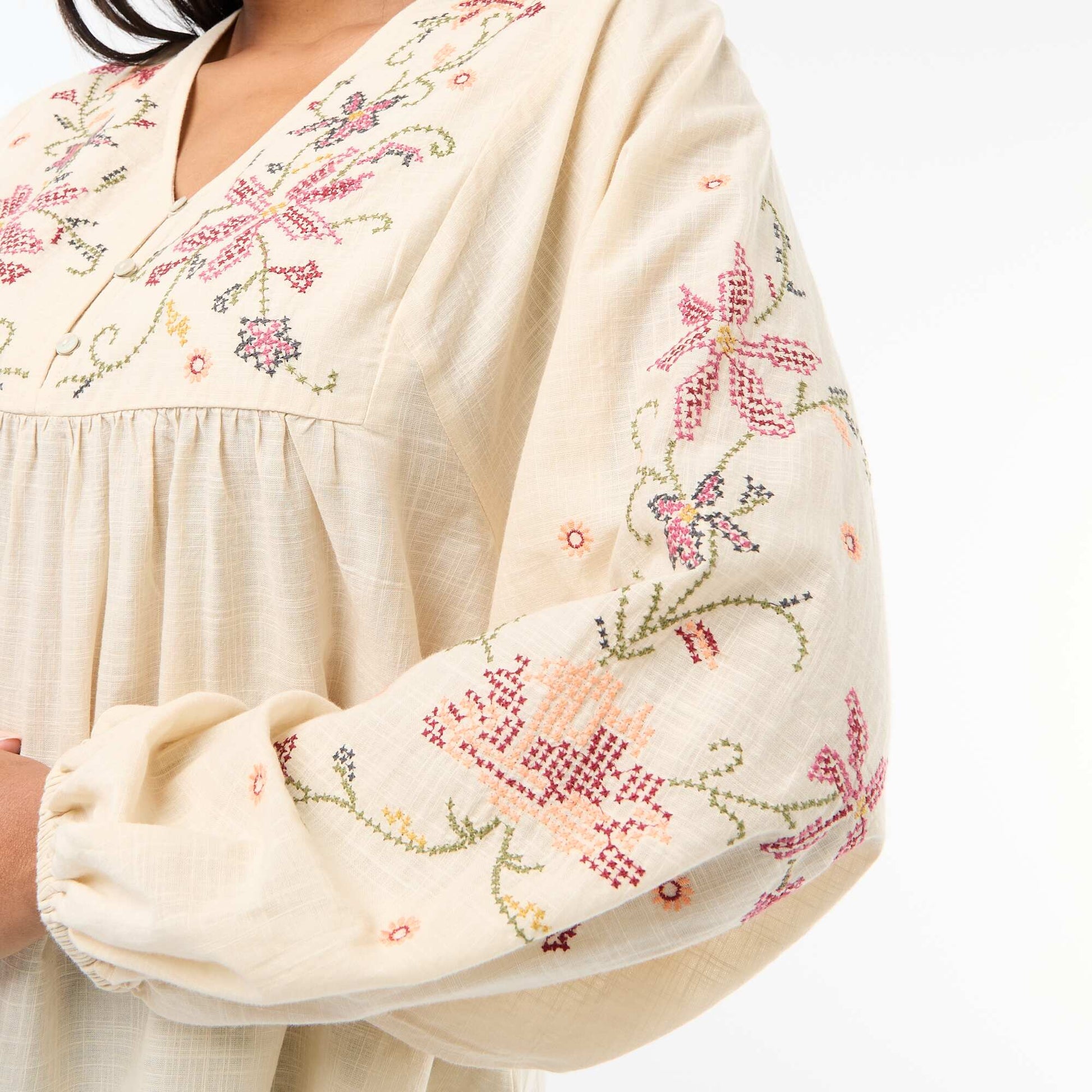 Blusa bordada con flores BEIGE