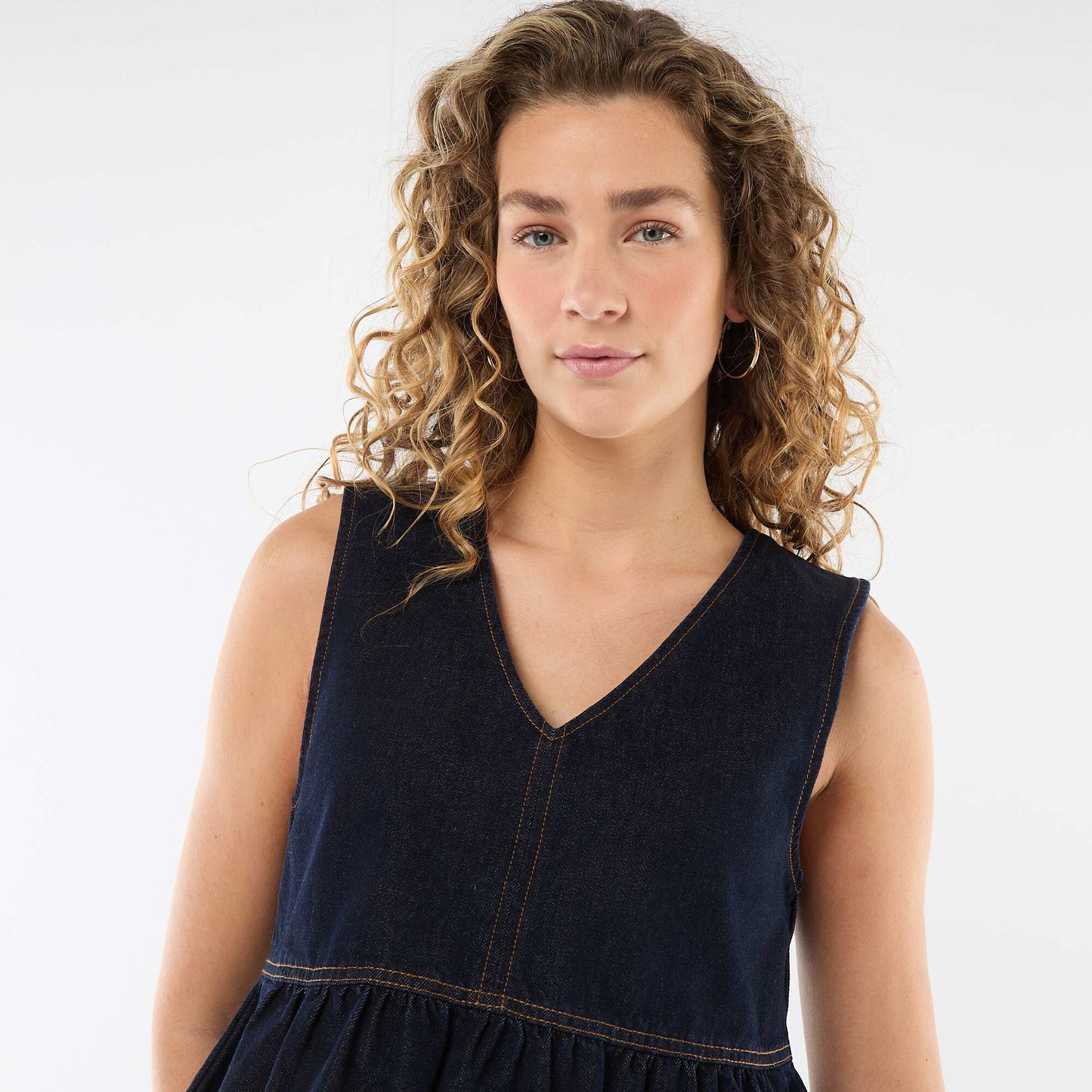 Top jean con cuello en pico AZUL