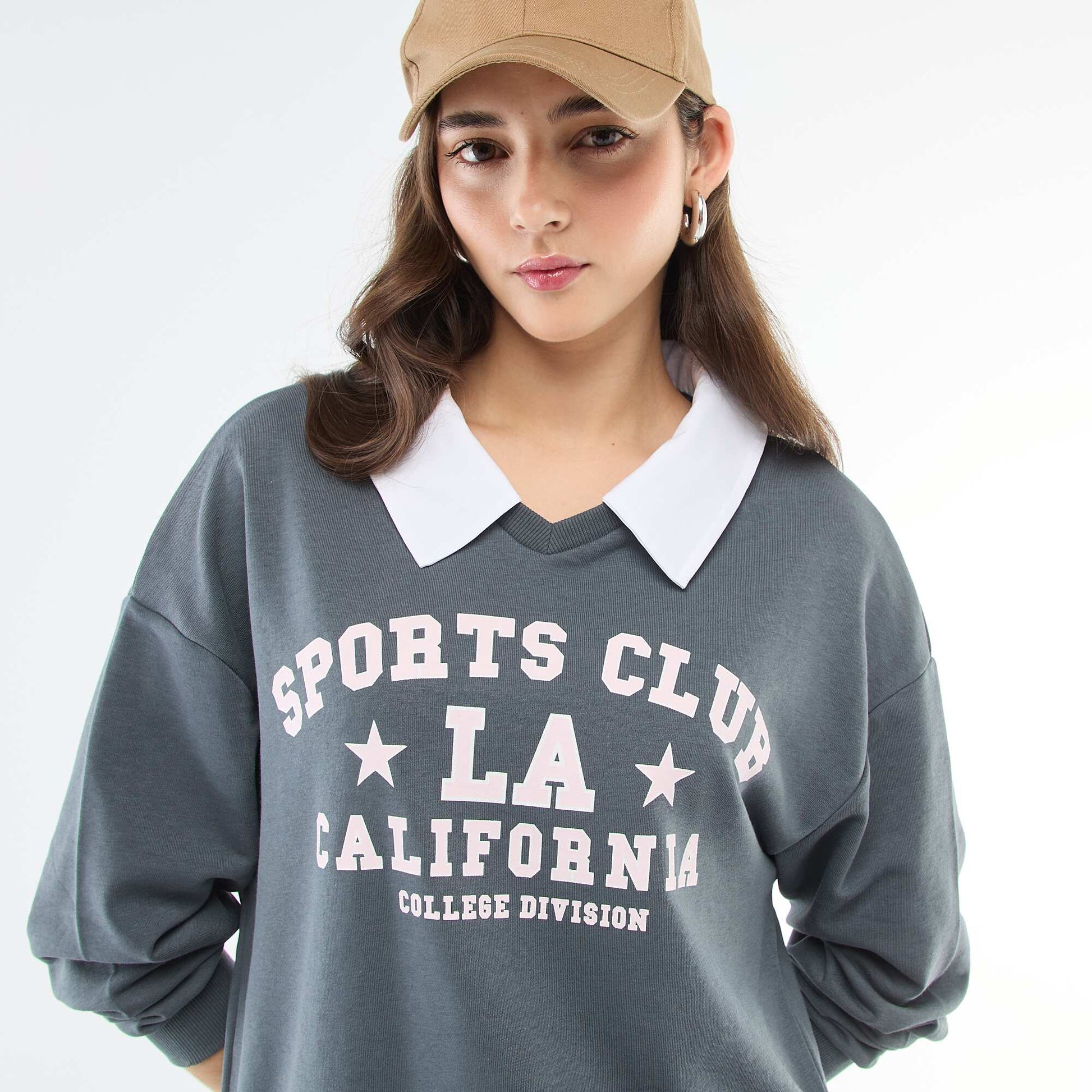 Buzo de cuello redondo estilo 'campus' GRIS