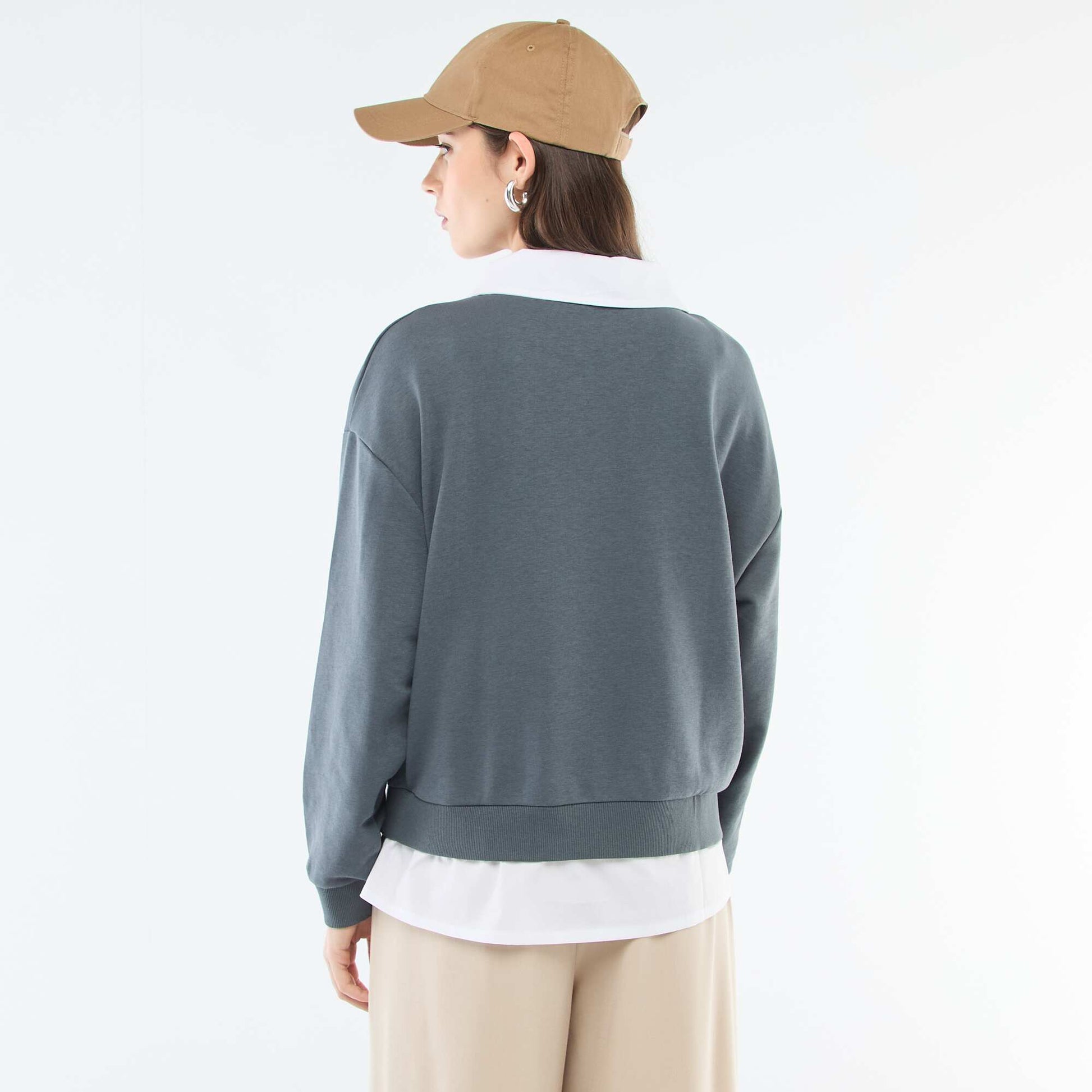 Buzo de cuello redondo estilo 'campus' GRIS