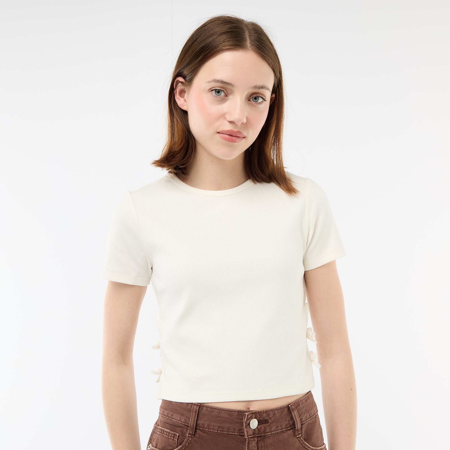 Camiseta corta de canalé con nudos BLANCO