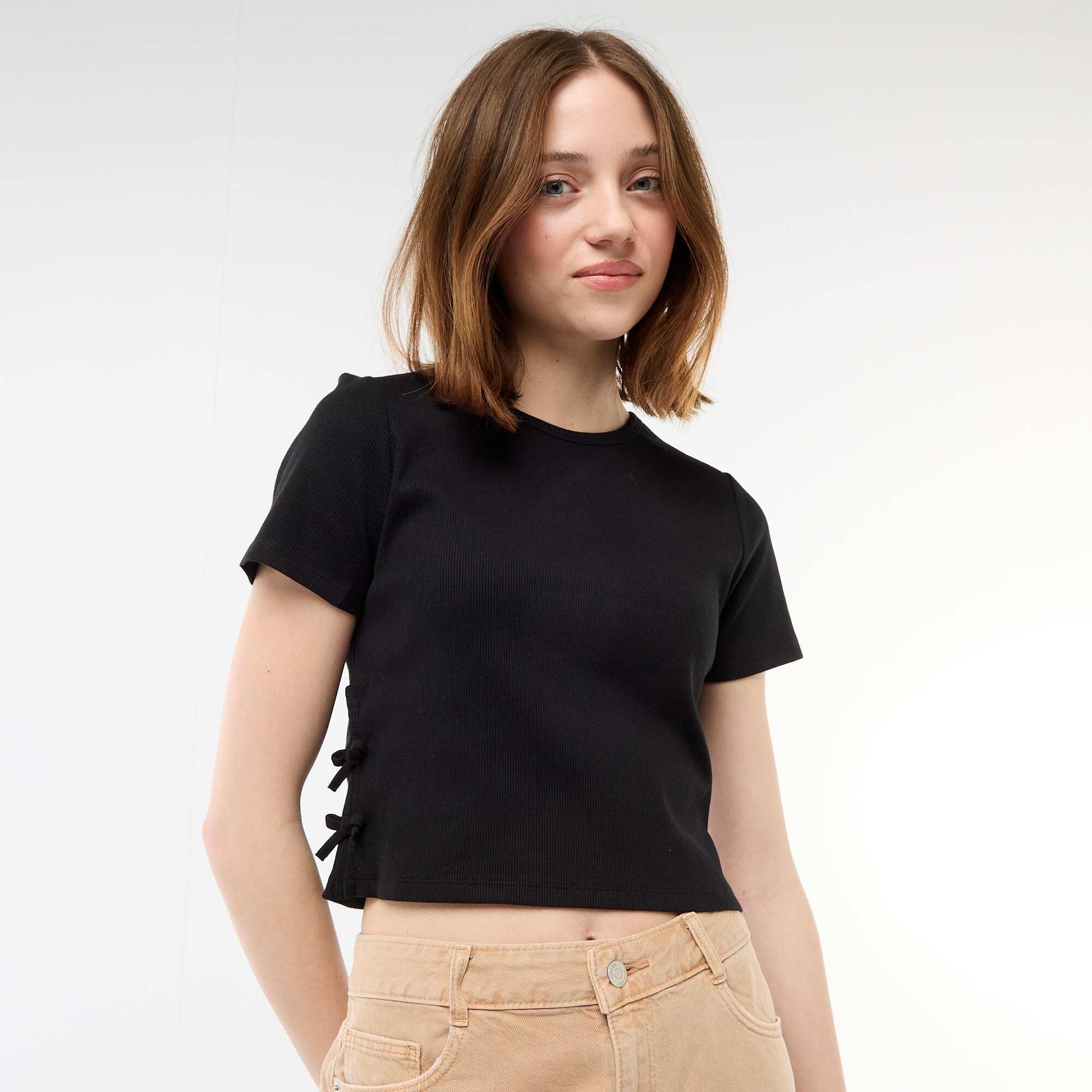Camiseta corta de canalé con nudos NEGRO